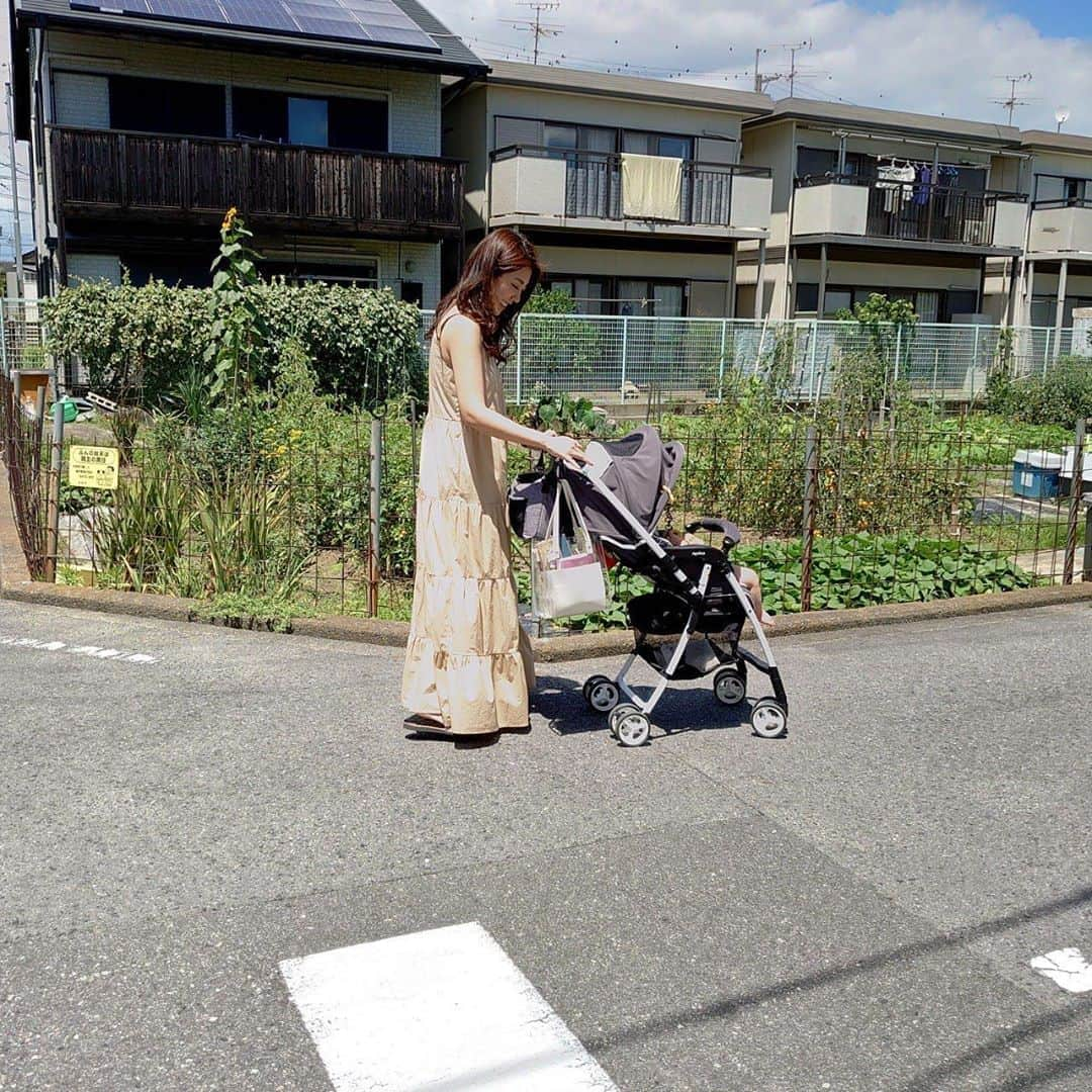 水田あゆみさんのインスタグラム写真 - (水田あゆみInstagram)「ママ気分♪  姪っ子には"あゆちゃん"って呼ばせたい私です。  マスクはしております。  そろそろ夏がきますね😊 夏にやりたいビアガーデンやBBQとか海とか今年は難しそうだから、何か他で楽しめるものを今から計画しときたい🙌  何かアイデアあれば教えてほしいな🥺🧡  コロナで色んなことが不安定な中、ストレスも溜まりやすいね。 楽しいことたくさん考えるだけで少し前向きになれそう☺️  そしてみんなのストレス発散方法も知りたい😊 よかったら教えてくださいまし🧡  #姪っ子が可愛いんだ #癒し #ワンピはGAP #黒も持ってる」7月6日 19時57分 - ayune____