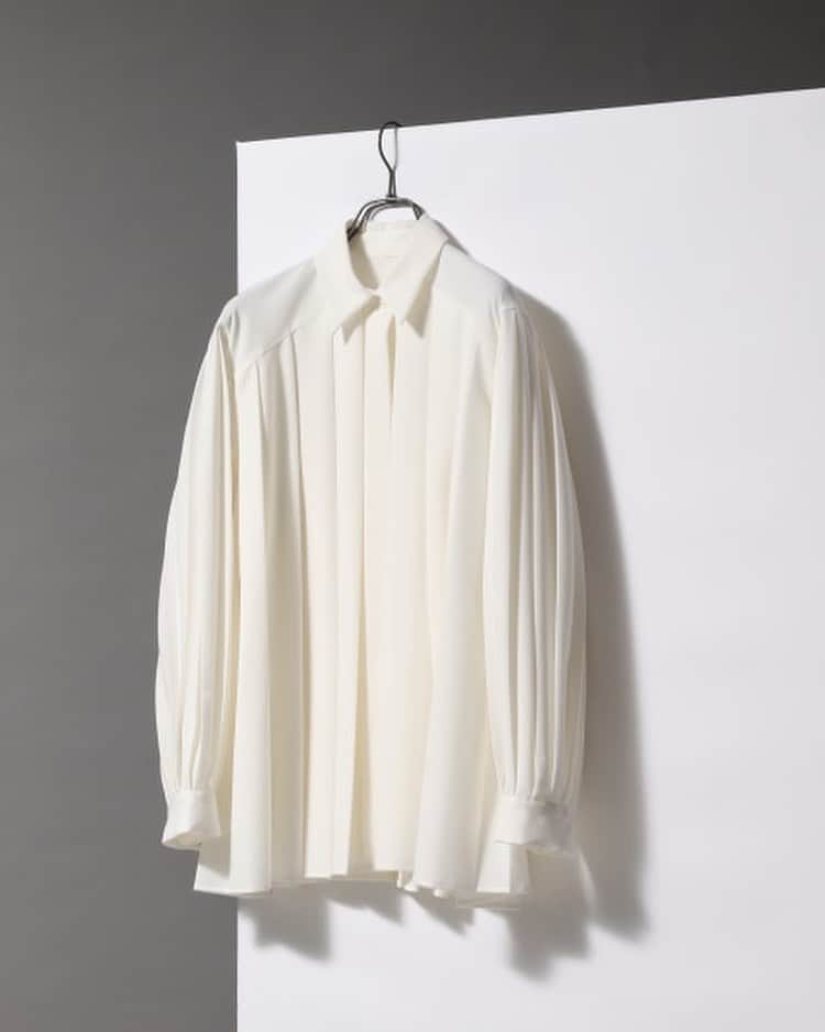 ハレさんのインスタグラム写真 - (ハレInstagram)「ㅤㅤㅤㅤㅤㅤㅤㅤㅤㅤㅤㅤㅤ 【WEB先行予約】 プリーツシャツ ㅤㅤㅤㅤㅤㅤㅤㅤㅤㅤㅤㅤㅤ color : グレー、ホワイト size : FREE price : ¥11,000(tax in)  ㅤㅤㅤㅤㅤㅤㅤㅤㅤㅤㅤㅤㅤ ［東京コレクション使用アイテム］ #HARE20AW ㅤㅤㅤㅤㅤㅤㅤㅤㅤㅤㅤㅤㅤ 総プリーツのワイドデザインシャツ。  人気のプリーツアイテムを東京コレクション仕様で作成。 ふんだんに身頃と袖にプリーツを施したデザインです。  綺麗めのTR素材を使用し、サラッとした素材感に。 プリーツのボリューム感が可愛く、お尻が隠れるくらいの丈感に設定しているので、インせずにアウトで着るのがおすすめです。  グレー15のみバイカラーデザインになっております。  プリーツはボリュームが少し出るので、ストレートパンツやペンシルスカートなどのスッキリとしたシルエットのボトムと合わせるとスタイルが良く見えて◎  ㅤㅤㅤㅤㅤㅤㅤㅤㅤㅤㅤㅤㅤ ㅤㅤㅤㅤㅤㅤㅤㅤㅤㅤㅤㅤㅤ #先行予約 #ハレレ #HARE #HARELADIES #ハレ #プリーツシャツ #東コレ #東コレアイテム #プリーツ #バイカラーシャツ」7月6日 19時49分 - hare_official
