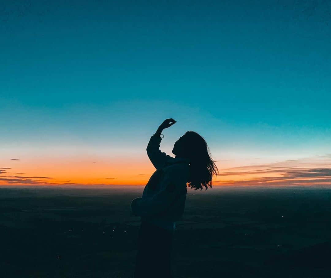 リン・ハッチソンのインスタグラム：「Some pages that you might find useful popping up on your newsfeed ✨ @anxiety_wellbeing @youngmindsuk @growthroughcommunity And remember, don’t feel bad about using the mute button if it’s for the sake of your mental health. It might not seem like much but those little things appearing on your feed can really make a difference. Have a good week! 🌄」