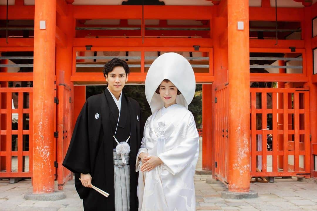 TAKAMI BRIDAL 神社和婚のインスタグラム：「【期間限定！特別ロケーションフォトプラン販売開始！】﻿ ﻿ TAKAMI BRIDALは、全国各地でおふたりだけの撮影ができる、特別価格のロケーションフォトキャンペーンを期間限定で実施いたします。﻿ ﻿ 現在、新型コロナウイルスの影響で、新郎様新婦様はご不安な思いを抱えていらっしゃいます。この状況下で私たちにできることはないかと考え、今回の特別ロケーションフォトキャンペーンを企画いたしました。﻿ ﻿ ロケーションフォトは、大自然の中や広いスペースで撮影ができるため、衛生面においてもご安心いただけます。また、再び愛を誓い合う“バウリニューアル” の記念として、ロケーション撮影を実施いただくこともおすすめです。﻿ ﻿ 特別ロケーションフォトキャンペーンは、7月6日（月）〜9月30日（水）の期間中に東京、横浜、名古屋、京都、大阪、奈良、神戸、福岡のエリアでロケーション撮影をされる新郎様新婦様が対象。プラン金額より最大5万円の割引をさせていただきます。﻿ ﻿ ※一部キャンペーン対象外の会場もございます。﻿ プラン内容は会場によって異なりますので、詳細は各ドレスサロンへお問い合わせくださいませ。﻿ ﻿ Photo for Wedding HP：https://wedding.takami-photo.com﻿ お問い合わせ：https://wedding.takami-photo.com/contact﻿ ﻿ ※TAKAMI BRIDALの衛生管理についてはこちらよりご確認いただけます。https://www.takami-bridal.com/news/2296.html﻿ ﻿ ﻿ ＜特別ロケーションフォトキャンペーン対象＞﻿ 7月6日（月）〜9月30日（水）の期間中に﻿ 東京、横浜、名古屋、京都、大阪、奈良、神戸、福岡のエリアでロケーション撮影をされる新郎様新婦様﻿ ﻿ ﻿ ＜東京エリア＞﻿ 肥後細川庭園﻿ キャンペーン特別価格﻿ ￥168,000〜（和装or洋装）﻿ ﻿ ＜横浜エリア＞﻿ 大さん橋﻿ キャンペーン特別価格﻿ ￥163,000〜（和装or洋装）﻿ ﻿ ＜名古屋エリア＞﻿ 犬山城下町﻿ キャンペーン特別価格﻿ ￥165,000〜（和装）﻿ ﻿ ＜京都エリア＞﻿ 下鴨神社﻿ キャンペーン特別価格﻿ ¥170,000〜（和装）﻿ ﻿ ＜大阪エリア＞﻿ 大阪城公園﻿ キャンペーン特別価格﻿ ￥150,000〜（洋装or和装）﻿ ﻿ ＜奈良エリア＞﻿ 奈良公園﻿ キャンペーン特別価格﻿ ￥160,000〜（和装or洋装）﻿ ﻿ ＜神戸エリア＞﻿ 相楽園﻿ キャンペーン特別価格﻿ ￥150,000〜（和装or洋装）﻿ ﻿ ＜福岡エリア＞﻿ 友泉亭公園﻿ キャンペーン特別価格﻿ ￥232,000〜（和装&洋装）﻿ ﻿ ﻿ and more ...﻿ ﻿ ﻿ #japan﻿ #kyoto﻿ #takamibridal﻿ #kimono﻿ #instagood﻿ #photooftheday﻿ #下鴨神社﻿ #下鴨神社挙式﻿ #和装﻿ #白無垢﻿ #色打掛﻿ #着物﻿ #和婚﻿ #和装前撮り﻿ #神社婚﻿ #プレ花嫁2020﻿ #プレ花嫁2021 ﻿ #フォトウエディング﻿ ﻿」