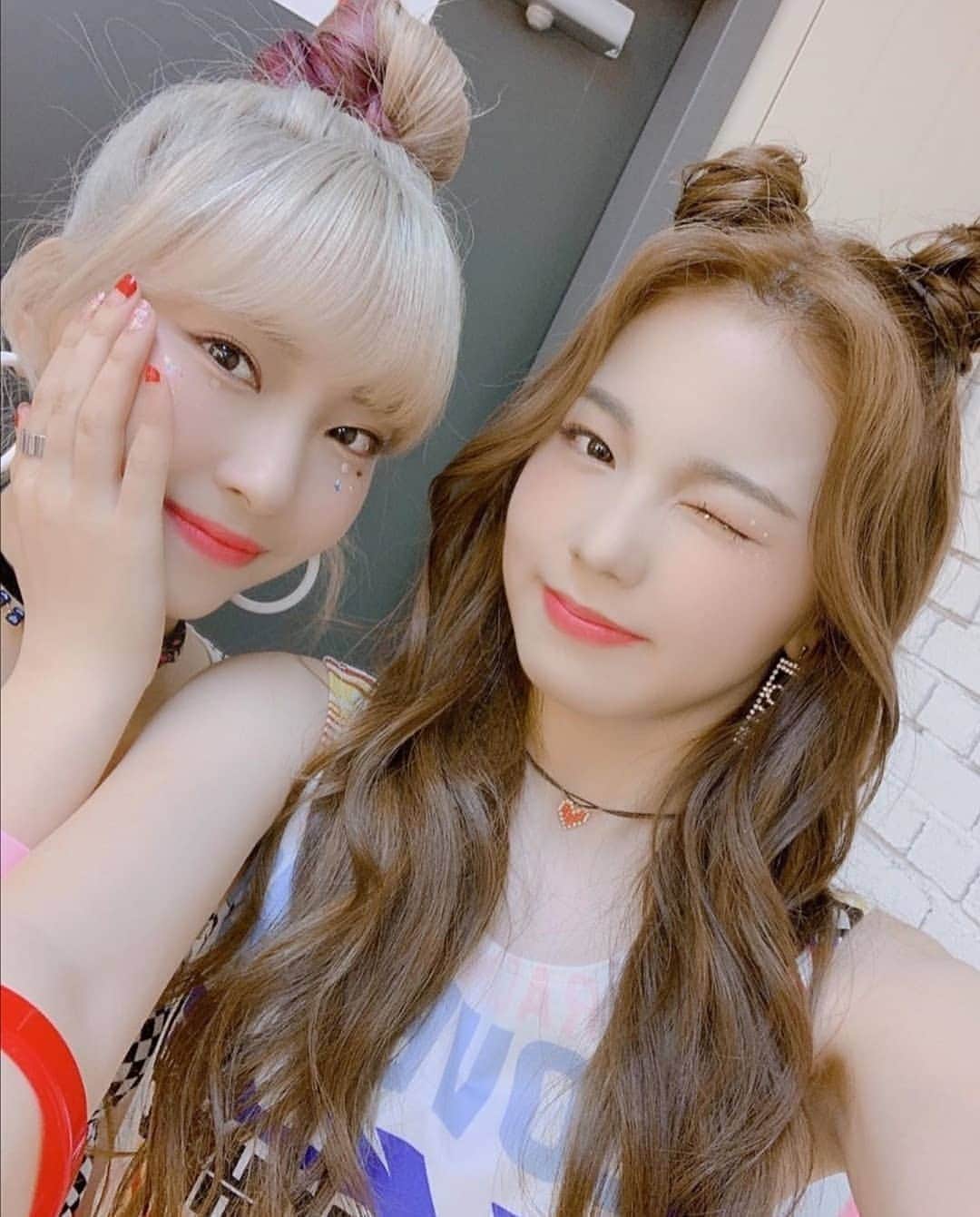 のインスタグラム：「[NiziU Instagram Update] Ayaka with Mayuka 🥰 - - 𝗙𝗼𝗹𝗹𝗼𝘄 @MayukaOgou 𝗳𝗼𝗿 𝗺𝗼𝗿𝗲 𝘂𝗽𝗱𝗮𝘁𝗲𝘀 - - - - #NiziProject #MAYUKA #MayukaOgou #NiziU #NiziUMayuka #JYPNewGirlGroup #Nizi #NiziMayuka #MakeYouHappy #NiziUMakeYouHappy」
