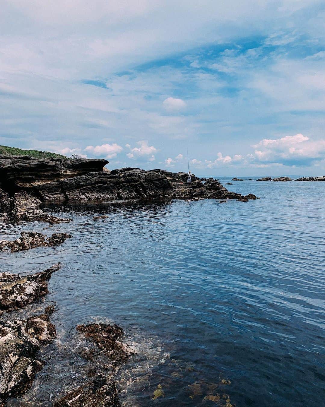 RUBYのインスタグラム：「城ヶ島  凄く綺麗で日本の岩肌じゃないみたいだった⛰🌱  次に生まれ変われるなら絶対男に生まれたい👨🏾‍🦱💕🐟  #城ヶ島 #三浦海岸 #beautiful  #海」