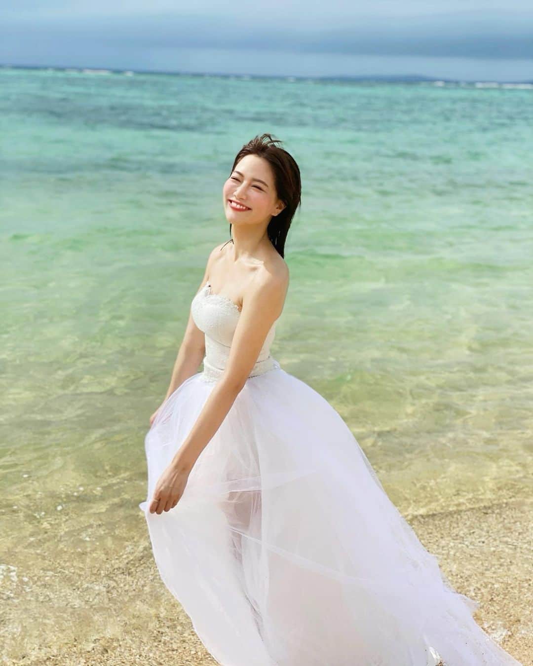 石井里奈さんのインスタグラム写真 - (石井里奈Instagram)「こんばんは🌙💕 . 先日の @mrw_okinawa のソロウェディングの撮影✨👗 2着目のドレスは海の中に入れるウェディングドレス @allies___ のマリンドレスを🧜‍♀️💕 . 海にウェディングドレスで入る経験、なかなかできないよね🥺✨ 青い海にきれいな白いドレスが映えてすごく綺麗でした✨💕 . 海に浮かんで上からドローンで撮影もしたのですが、沈まないように浮くのが難しくて楽しい撮影でした😝笑 . 最後の写真は撮影終わりの一枚💕 今回の投稿で初めてソロウェディングを知ったとか言ってもらえて嬉しかったな❤️ . 今日もお疲れ様でした✨ . #マリンドレス #海 #リゾートウェディング #ソロウェディング #マーメイド #mermaid #wedding #weddingdress #ウェディング #ウェディングドレス #resort #okinawa #沖縄ウェディング #沖縄旅行 #沖縄観光 #沖縄 #海 #ビーチ #結婚式 #結婚式前撮り #プレ花嫁 #ハワイ #hawaii #リゾート婚 #沖縄婚 #結婚式準備 #結婚写真 #独身女子 #海が好き #ビーチスタイル #沖縄フォト祭り」7月6日 20時00分 - ri7tin1025