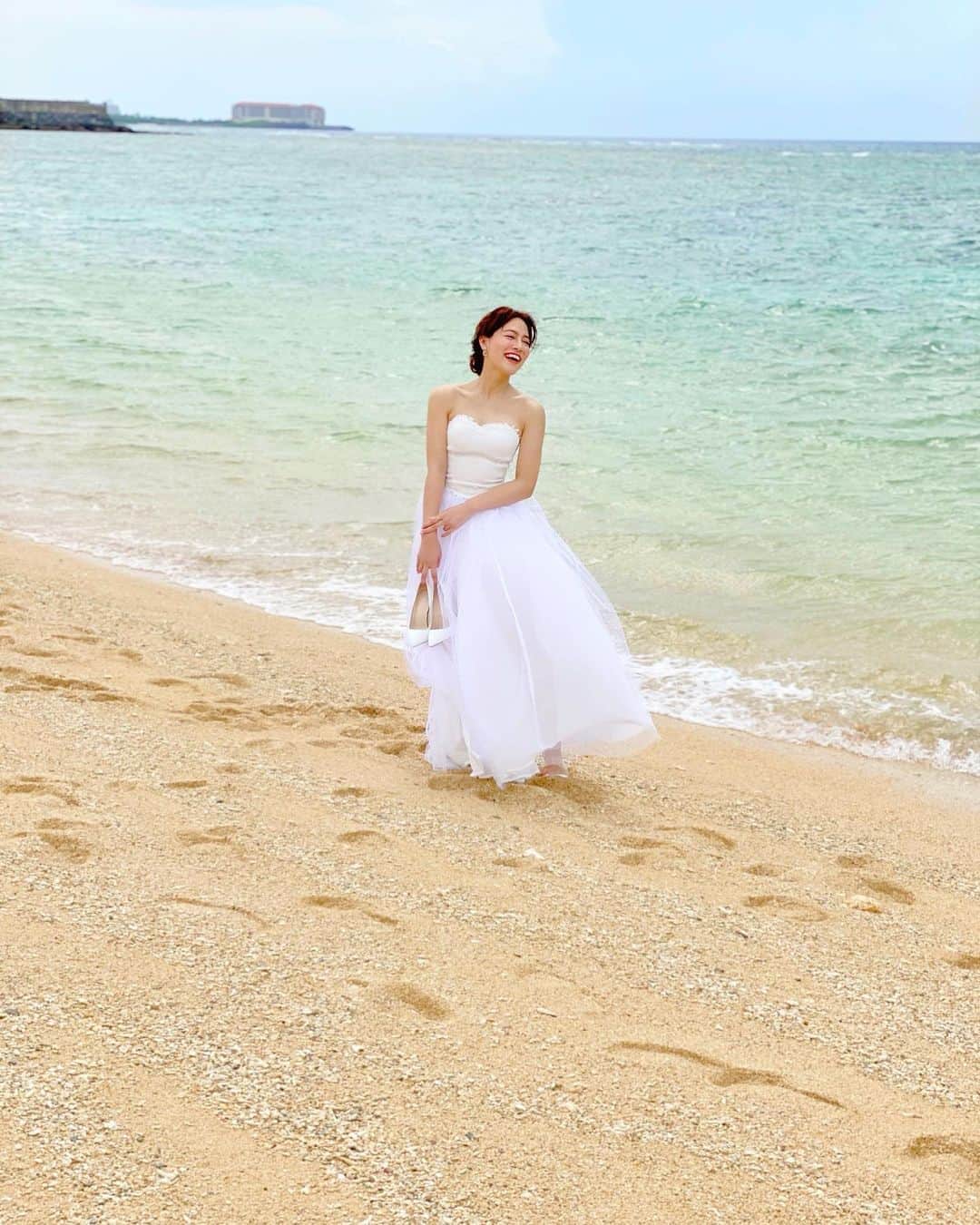 石井里奈さんのインスタグラム写真 - (石井里奈Instagram)「こんばんは🌙💕 . 先日の @mrw_okinawa のソロウェディングの撮影✨👗 2着目のドレスは海の中に入れるウェディングドレス @allies___ のマリンドレスを🧜‍♀️💕 . 海にウェディングドレスで入る経験、なかなかできないよね🥺✨ 青い海にきれいな白いドレスが映えてすごく綺麗でした✨💕 . 海に浮かんで上からドローンで撮影もしたのですが、沈まないように浮くのが難しくて楽しい撮影でした😝笑 . 最後の写真は撮影終わりの一枚💕 今回の投稿で初めてソロウェディングを知ったとか言ってもらえて嬉しかったな❤️ . 今日もお疲れ様でした✨ . #マリンドレス #海 #リゾートウェディング #ソロウェディング #マーメイド #mermaid #wedding #weddingdress #ウェディング #ウェディングドレス #resort #okinawa #沖縄ウェディング #沖縄旅行 #沖縄観光 #沖縄 #海 #ビーチ #結婚式 #結婚式前撮り #プレ花嫁 #ハワイ #hawaii #リゾート婚 #沖縄婚 #結婚式準備 #結婚写真 #独身女子 #海が好き #ビーチスタイル #沖縄フォト祭り」7月6日 20時00分 - ri7tin1025