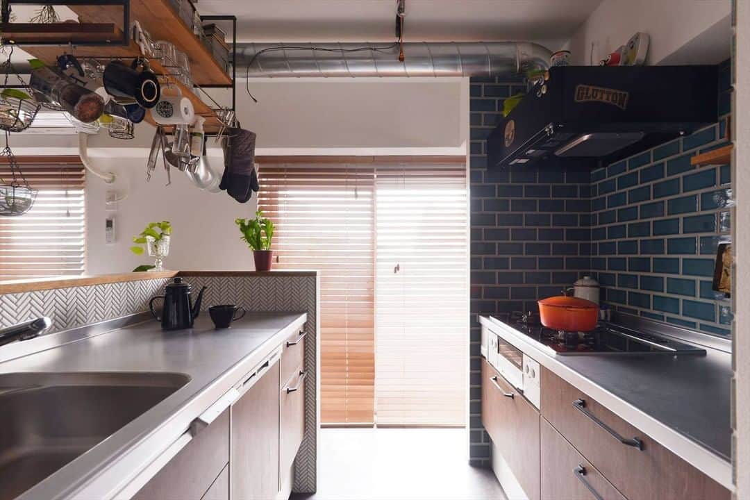 スタイル工房さんのインスタグラム写真 - (スタイル工房Instagram)「【#リノベのネタ帳 #キッチンカウンター】﻿ カウンターと壁側にシンクとコンロを分け、双方向に動けることで、対面式と壁付け式のイイとこどりのⅡ型キッチン。﻿ くるりと振り返れば歩かず少ない動きでお料理でき、コンパクトなのに回遊動線が作れることからも人気が高まっています。﻿ デザインや家事ラクのアイデアもバリエーション増加中！そんな、Ⅱ型キッチンを使用している事例を集めてみました。﻿ ﻿ 1.2枚目：事例No.702　bly﻿ 3枚目：事例No.711　こだわりの性能UPと自然素材﻿ 4枚目：事例No.649　～Exotic Turkey～トルコの異国情緒を楽しんで。﻿ 5.6枚目：事例No.699　day to day﻿ ﻿ stylekoubou_official﻿ ホームページのメニュー「リノベのあれこれ」をクリック！﻿ 他にも参考になるリノベのネタ帳が多数アップ！﻿ これからリノベを考えている方に是非一度見ていただきたいです。  #stylekoubou #スタイル工房 #リノベ #リノベーション #リフォーム #戸建てリノベ #マンションリノベ #renovation #施工事例 #おうち時間 #リノベのネタ帳 #2型キッチン #インテリア #暮らしのアイデア  #日々の暮らし #暮らしを楽しむ #ライフスタイル #丁寧な暮らし #インテリア #快適空間 #丁寧な生活 #インテリア好きな人と繋がりたい」7月6日 20時00分 - stylekoubou_official