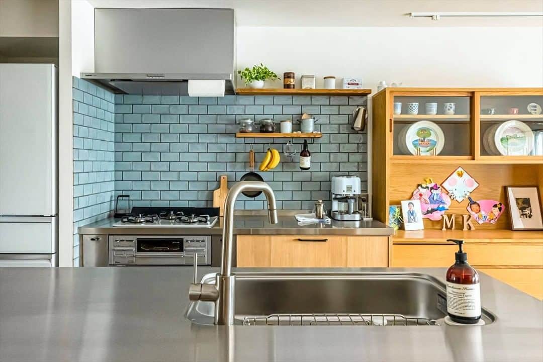スタイル工房さんのインスタグラム写真 - (スタイル工房Instagram)「【#リノベのネタ帳 #キッチンカウンター】﻿ カウンターと壁側にシンクとコンロを分け、双方向に動けることで、対面式と壁付け式のイイとこどりのⅡ型キッチン。﻿ くるりと振り返れば歩かず少ない動きでお料理でき、コンパクトなのに回遊動線が作れることからも人気が高まっています。﻿ デザインや家事ラクのアイデアもバリエーション増加中！そんな、Ⅱ型キッチンを使用している事例を集めてみました。﻿ ﻿ 1.2枚目：事例No.702　bly﻿ 3枚目：事例No.711　こだわりの性能UPと自然素材﻿ 4枚目：事例No.649　～Exotic Turkey～トルコの異国情緒を楽しんで。﻿ 5.6枚目：事例No.699　day to day﻿ ﻿ stylekoubou_official﻿ ホームページのメニュー「リノベのあれこれ」をクリック！﻿ 他にも参考になるリノベのネタ帳が多数アップ！﻿ これからリノベを考えている方に是非一度見ていただきたいです。  #stylekoubou #スタイル工房 #リノベ #リノベーション #リフォーム #戸建てリノベ #マンションリノベ #renovation #施工事例 #おうち時間 #リノベのネタ帳 #2型キッチン #インテリア #暮らしのアイデア  #日々の暮らし #暮らしを楽しむ #ライフスタイル #丁寧な暮らし #インテリア #快適空間 #丁寧な生活 #インテリア好きな人と繋がりたい」7月6日 20時00分 - stylekoubou_official