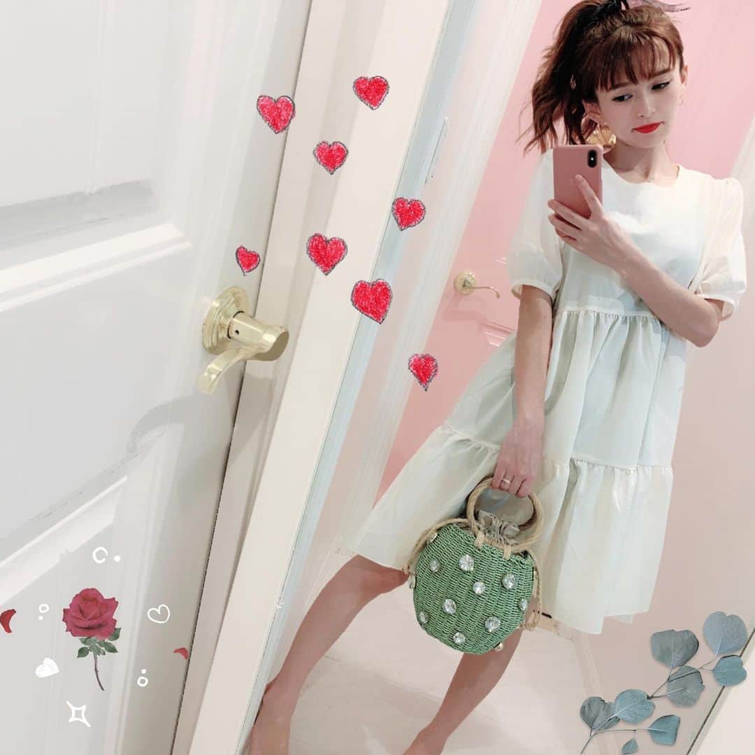 町田亜里香のインスタグラム：「久々に全身登校♡ #niziu 見てから…👀。。 韓国🇰🇷っぽいのにちょっくら 興味が湧き。元々韓国服は 安くて可愛いから好きなんだけど🥺 赤リップなんてつけてみちゃって💄✨ 28歳なんですが…🥺 . . #dholic はやっぱり安くていい🥺 . ダイエット系はハイライトへ✈️ . . #ままコーデ #脚やせ #ママ #ママコーデ #ワンピース  #かごバッグ #zara #韓国メイク  #韓国ファッション」
