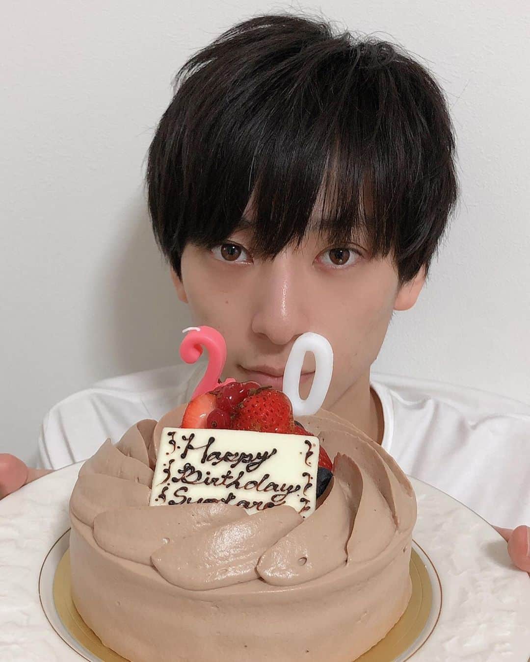 岡田翔大郎のインスタグラム：「20歳になりました。 . . 長かったような短かったような。 今までは早く大人になりたいと思ってたのに、次は逆に子供の頃に戻りたい。笑 けど、大人になっても楽しいよって言えるくらい楽しい人生にしたいなって思います👨‍🦳」