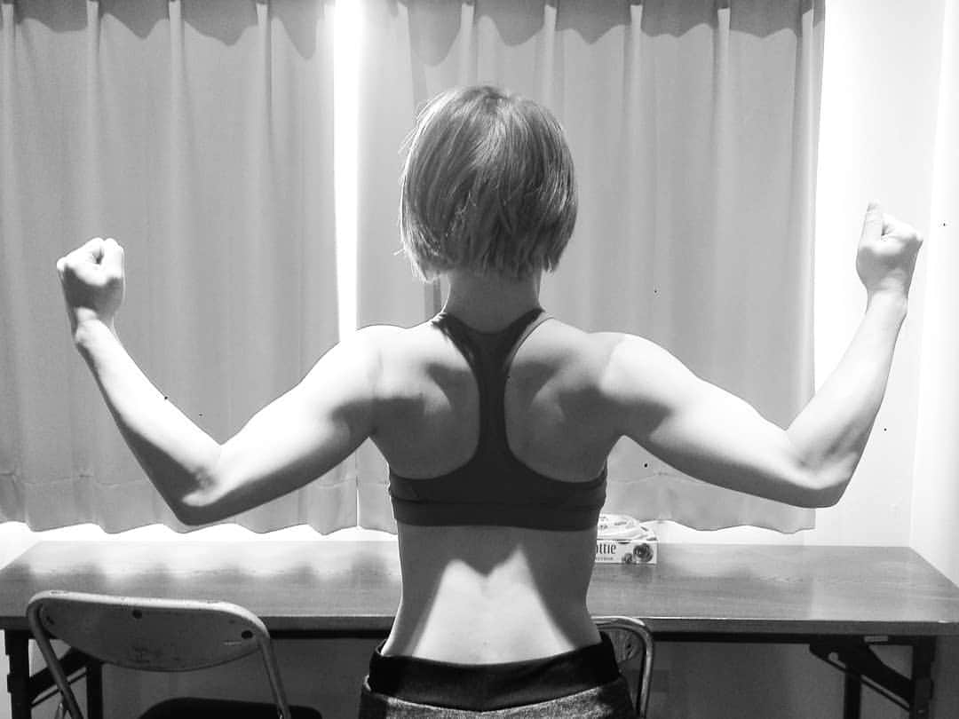 マドレーヌさんのインスタグラム写真 - (マドレーヌInstagram)「Want to  big body！ 体重はだいぶ増えた、凹凸は減った😨肉体改造への道 くびれ？なにそれおいしいの(ﾟдﾟ)ｳﾏｰ  今日からウエイトトレーニングも鈴木監修に変更になった チューブキツイネ  ボコボコした身体になろう  #マドレーヌラウェイへの道 プロテイン #リミテスト #training  #筋トレ やりなおし #ちいさなことからこつこつと」7月6日 20時02分 - madeline_prowrestling