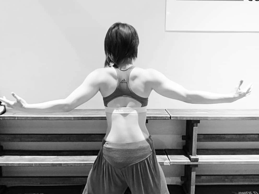 マドレーヌさんのインスタグラム写真 - (マドレーヌInstagram)「Want to  big body！ 体重はだいぶ増えた、凹凸は減った😨肉体改造への道 くびれ？なにそれおいしいの(ﾟдﾟ)ｳﾏｰ  今日からウエイトトレーニングも鈴木監修に変更になった チューブキツイネ  ボコボコした身体になろう  #マドレーヌラウェイへの道 プロテイン #リミテスト #training  #筋トレ やりなおし #ちいさなことからこつこつと」7月6日 20時02分 - madeline_prowrestling