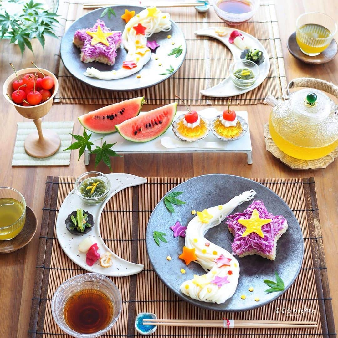 こころのたねさんのインスタグラム写真 - (こころのたねInstagram)「❁.*⋆✧°.*⋆✧❁ 昨日のお昼ごはんより🎋💫 ・ 【お品書き】 ✧天の川そうめんのソーダ割り📝 ✧星のサラダ寿司📝 ✧めかぶの柚子酢 ✧小松菜の生姜麹和え ✧らっきょうの酢漬け ✧紅生姜 ✧ちくわリング ✧お茶ゼリー ✧小玉スイカ・さくらんぼ ✧冷煎茶 ・ 📝のざっくりな作り方は、昨日の投稿に記載しています✨ ・ ・ 昨夜は、 出先にあった🎋笹飾りに短冊を吊るしてきました😊🙏祈 明日は良い七夕になりますように…🌟 -------------------------------- Amebaブログ・LINEブログ日々更新中✏︎-- @kokoronotane ・ ❁.*⋆✧°.*⋆✧°.*⋆✧❁✧°.*⋆✧°.*⋆✧°」7月6日 20時04分 - kokoronotane