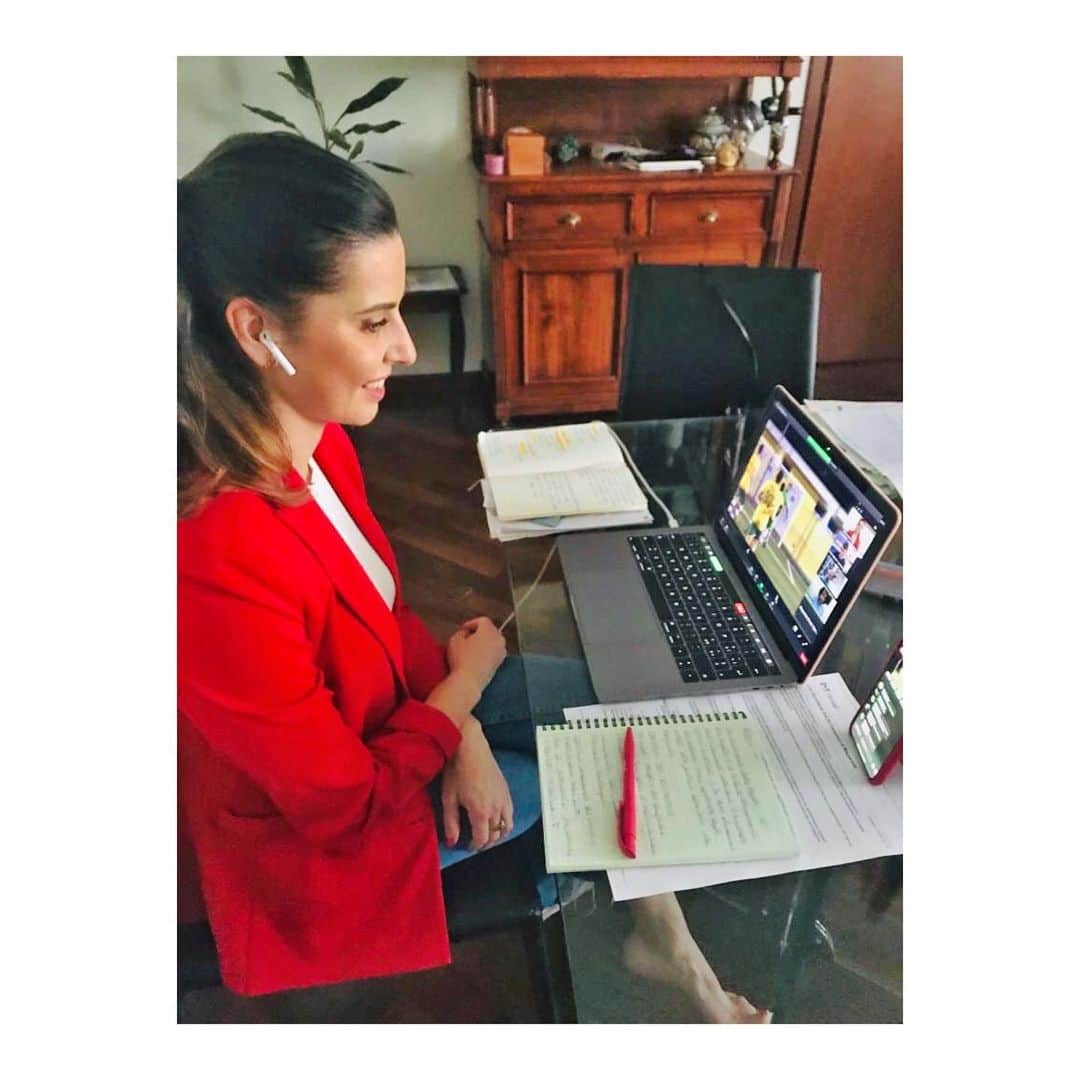 ヴァレンティーナ・マルケイのインスタグラム：「LUNEDÌ 💻 #monday Valentina e lo smart working 👩🏻‍💻= un leone in gabbia 🦁  Ma, tanti progetti hanno preso forma e uno di questi è CAMPIONI DI RISPARMIO realizzato da @feduf_ e la Commissione Atleti del @conisocial in collaborazione con @ubibanca . È stato uno dei primi progetti che ho seguito appena entrata in Commissione Atleti, un modo semplice per ampliare il proprio bagaglio di informazione e competenze economiche per gestire i propri guadagni.  Questa piattaforma, sull’approccio consapevole del denaro, che trovate su campioni del risparmio.it è rivolta a tutti gli atleti e non solo.  Pensate al post carriera, guardate avanti per essere pronti ad affrontare il futuro!  Il gruppo di lavoro della Commissione Atleti è stato per me un punto di riferimento e importante guida nel periodo di transizione. Mettere la nostra esperienza a disposizione, dando strumenti agli atleti del presente e del futuro, per pianificare il nostro domani.  Dalle parole del Presidente @giovannimalago : “ La conoscenza delle regole, il loro rispetto e il costante allenamento sono 3 elementi alla base di risultati sportivi eccellenti e le stesse dinamiche dovrebbero essere applicate dagli atleti alla gestione della loro vita economica.”  Buon lavoro, ragazzi! 💪🏻🚀 #campionidelrisparmio #commissioneatleticoni #feduf #ubibanca #conisocial」
