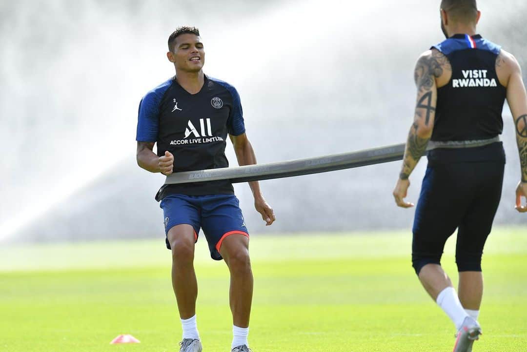 チアゴ・シルヴァのインスタグラム：「🇧🇷 “Melhor é serem dois do que um, porque têm melhor resultado do seu trabalho. Porque se um cair, o outro levanta o seu companheiro, mas ai do que estiver só; pois, caindo, não haverá outro que o levante” (Eclesiastes 4:9-12). Começando a segunda-feira com fé e foco.  🇫🇷 « Deux hommes associés valent mieux qu’un seul. À deux, ils obtiennent un meilleur résultat pour leur travail. Si l’un des deux tombe, l’autre le relève. Au contraire, celui qui est seul, est bien malheureux. S’il tombe, il n’y a personne pour le relever » (L’ecclésiaste 4:9-12). On démarre le lundi avec de la foi et des objectifs.  🇺🇸 “Two are better than one, because they have a good return for their labor: If either of them falls down, one can help the other up. But pity anyone who falls and has no one to help them up” (Ecclesiastes 4:9-12). Starting Monday with faith and focus.  • • • #ThiagoSilva #TS2 #DefenseurCentral #Capitão #Capitaine #CoronaOut #StopCorona #ParisHome #IciCestParis #ParisSaintGermain #PSG #PSGlife #PSGforever #CampDesLoges #StayHealthy #Treino #Football #Futebol」