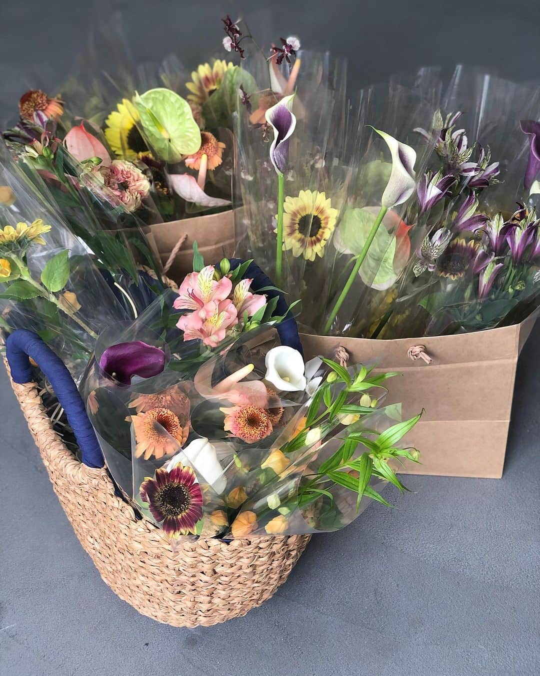 北岡りえのインスタグラム：「POP UP 2DAYS @seah_maisonatelier 沢山のご来場ありがとうございました🙇‍♀️  雨の中でも会いにきてくださるのがもう嬉しすぎました😢✨  不定期開催の予定でしたが、 これからも新作など ご覧いただけるよう 毎月POP UPを開催 することが決定致しました❕  次回開催は 8/9 (sun) 11:00〜16:00. 8/10(mon) 11:00〜16:00.  場所　@maisonatelier__ 👗  引き続きオンラインも明日からご覧いただけますので、楽しんでいただければなにより嬉しいです🥰  明日からはアイリストとコンサルタント業でお待ちしています💛」