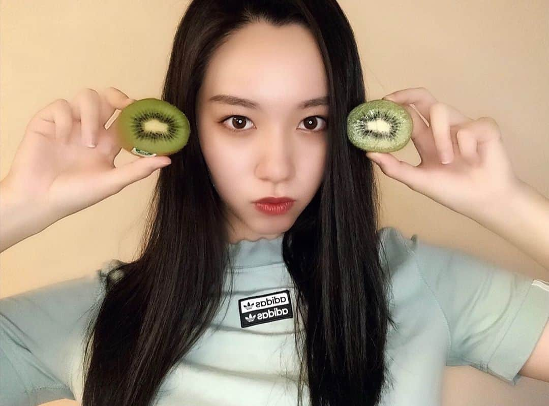 RIKOさんのインスタグラム写真 - (RIKOInstagram)「じつは… キウイ🥝大好きなんです💜 最近は毎日食べるよ😍&Bananaも🍌 果物を毎日食べるのを習慣づけたら身体にいいことありそう💭 皆さんもぜひ✨ ・ #cyberjapan #サイバージャパン #new #新人 #cjd_riko」7月6日 20時16分 - rico_pin07