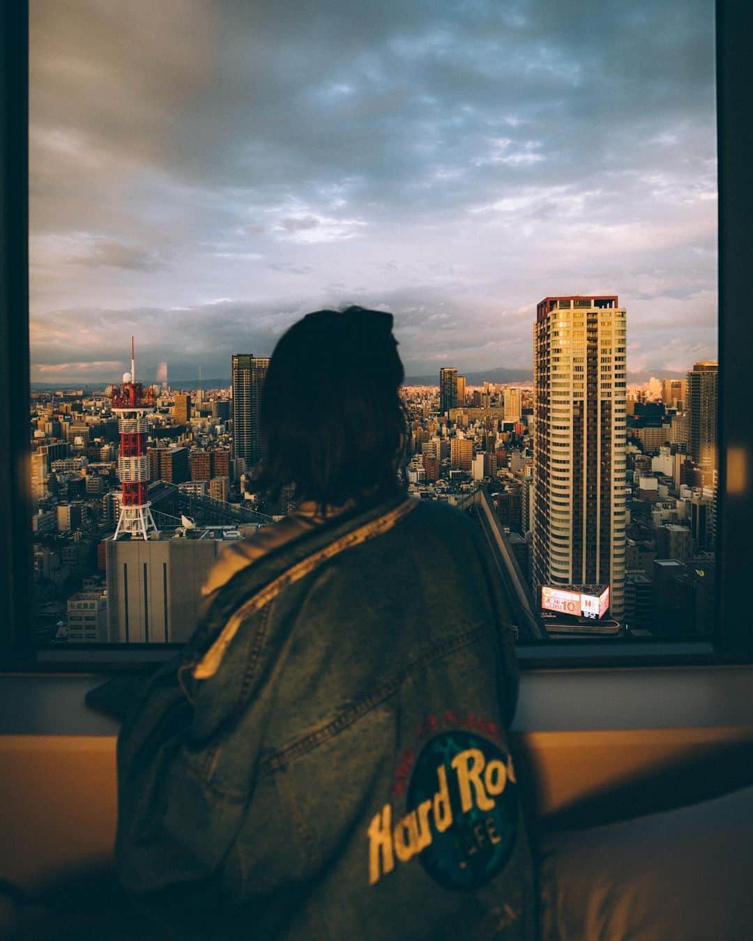 山中海輝のインスタグラム：「Watching the sunset colour is defintely calming. #behindthescenes shooting for @gentilbandit × @i_am_yuka19  ・ ・ ・ 学生のころ、俺ら大してお酒強くないのに無茶して呑んでフラフラなってたよな。笑　編集しながらそれ思い出してニヤけた。笑 今では立派なお母さんになってて時間が過ぎるのは早いなと改めておもう。 📷 @dear__sir」