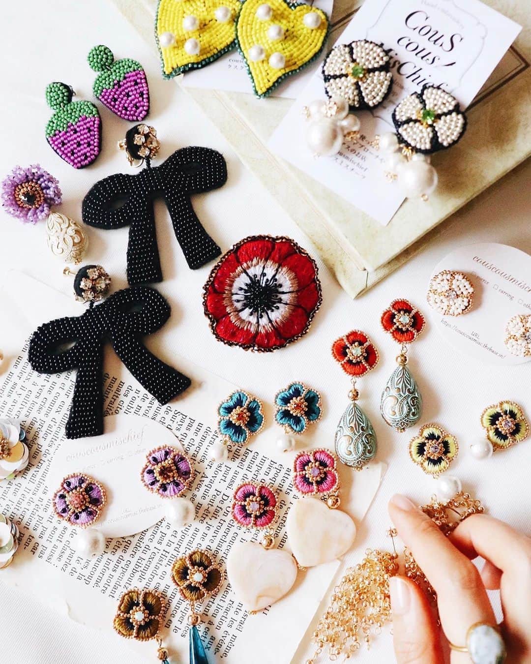 handmade shopのインスタグラム：「いつもアクセサリーをご購入してくださったり﻿ youtubeをご視聴くださったり﻿ 本当にありがとうございます☺️💘﻿ ﻿ 自分の気持ちを﻿ instagramで発信することは﻿ ほぼほぼありませんが﻿ ﻿ 今日は少しだけ綴ります…✍️﻿ ﻿ わたしがハンドメイドを始めたのは﻿ 22歳の時です(現在32歳！)﻿ ﻿ この10年の間にハンドメイドが嫌になって﻿ 大好きなもの作りから﻿ 離れていたこともあったけど﻿ ﻿ 「やっぱりわたしは作ることが好きだ！」﻿ と気づいてからは﻿ 必死でハンドメイドで生計を﻿ 立てられるようにとがんばってきました。﻿ ﻿ 【好きなことで生活をしたい】と決意してから﻿ すぐに軌道に乗ったかというとそうでもなく﻿ ﻿ 最初の2,3年はちっとも売れず﻿ 悔しくて、情けなくて﻿ 何度も泣いたことがあります﻿ ﻿ どんなに結果が出なくても﻿ 【好きなことで生活をする】﻿ という目標は諦めきれず﻿ ﻿ 福岡で働いていた仕事をやめ﻿ 一人暮らししていた家を退去し﻿ ﻿ 「2年以内に結果が出なかったら﻿ ハンドメイドはすっぱり諦める！」と決め﻿ 収入もままならないまま﻿ 実家に戻りハンドメイド１本の﻿ 生活をはじめました﻿ ﻿ どうしてこんなにも﻿ 【好きなことで生活をしたい】﻿ という強い想いがあったかというと﻿ わたしが陰キャでコミュ障だからです。﻿ （いきなりの暴露）﻿ ﻿ その性質を持つわたしは﻿ 社会で働くことにすごく﻿ ストレスを感じていたんですね。﻿ ﻿ だから家の中で一人の世界で仕事ができると﻿ どんなに幸せだろうとずっと思っていました。﻿ ﻿ 強い想いを抱いて、いろんな努力を続けて﻿ 今では胸を張って﻿ 「好きなことで生活をしています」﻿ と言えるようになりました。﻿ ﻿ これも応援してくださっている﻿ みなさんのお陰だと思っています。﻿ ﻿ 本当にありがとうございます🥰﻿ ﻿ 物が溢れているこの世の中で﻿ いろんな作家さんがいる中で﻿ その中でわたしが作ったアクセサリーを選んで﻿ 買ってくださることは本当に幸せなことです。﻿ ﻿ どうやったら応援してくださっている方に﻿ お返しができるかな？って﻿ 考えたことがあります﻿ ﻿ 作品のクオリティを上げること？﻿ ラッピングの質を上げること？﻿ さまざまな素敵な作品を作り出すこと？﻿ ﻿ いろいろ考えてやってきましたが﻿ 応援してくださっている方に﻿ お返しができるのは﻿ 【自分自身が成長すること】﻿ だと思っています。﻿ ﻿ いちハンドメイド作家ではありますが﻿ 2019年9月からYouTubeに動画を上げはじめ﻿ ﻿ いつの間にかinstagramの﻿ フォロワー数を超えたので﻿ もうYoutuberって名乗っても﻿ いいのかなって思ったり(笑)﻿ ﻿ 他にも挑戦したいことがあって﻿ もがき葛藤しながら﻿ いろいろとやっています。﻿ ﻿ 作品販売の他にいろんなところで﻿ 活動するようになって﻿ Instagramの投稿頻度は少なくなっているけど﻿ ﻿ それでもいつもinstagramを﻿ ご覧いただいているみなさんに﻿ お礼の気持ちを伝えてくて﻿ 長文になっちゃったけど綴ってみました。﻿ ﻿ 最後まで読んでいただき﻿ ありがとうございました！﻿ ﻿ いつも作品をご購入いただき﻿ 本当にありがとうございます🥰﻿ これからもよろしくお願いいたします！﻿」