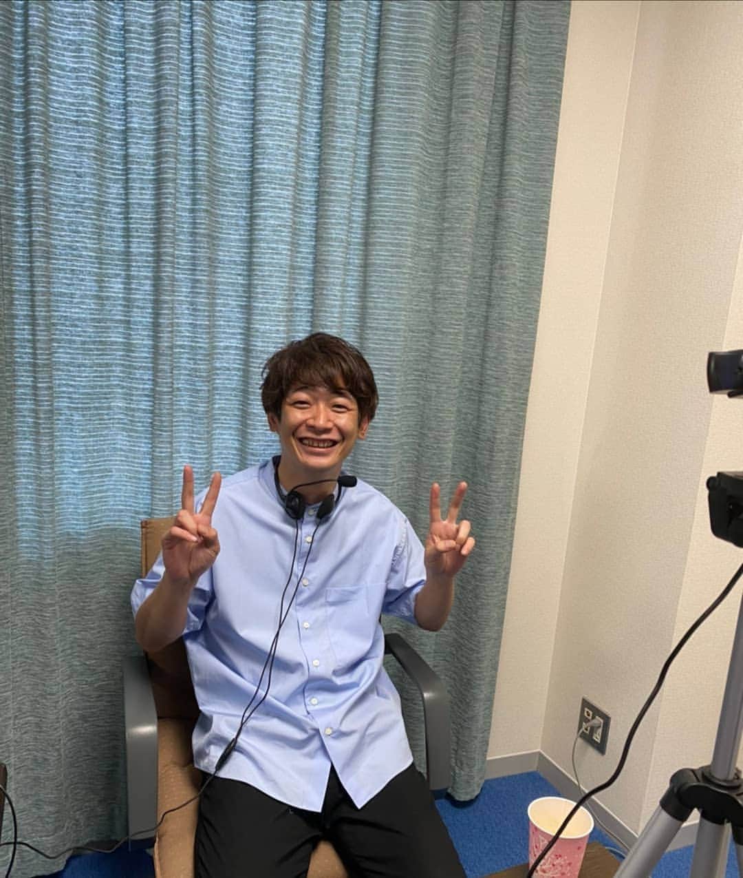 のインスタグラム：「トーク会前に ニコっ✌️😁✌️  #吉本坂46 #オンライン #個別トーク会 #銀シャリ #銀シャリ鰻」