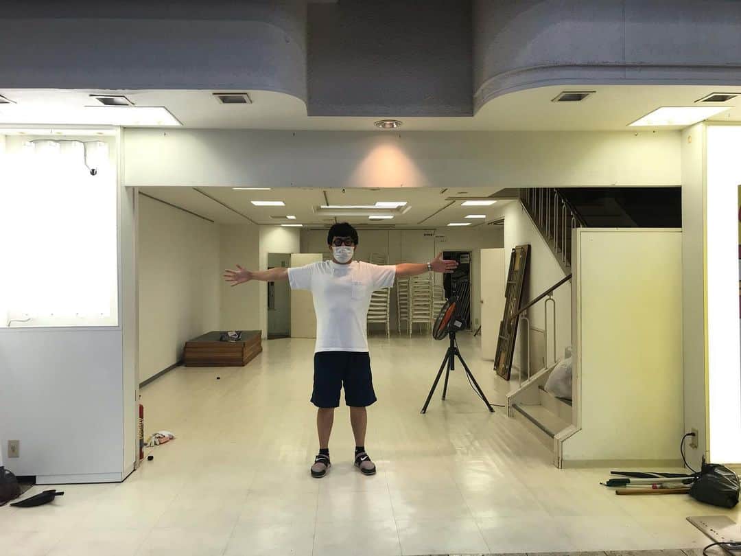 のインスタグラム：「‪【かじ笑店からのお知らせ】‬  ‪かじ笑店の入り口を、何らかの形で横扉などで仕切りをしたいのですが、いい案がある方いらっしゃいましたら教えて下さいm(_ _)m‬  ‪場所は僕が写真で立ってる場所になりますm(_ _)m‬  ‪#かじ笑店‬」