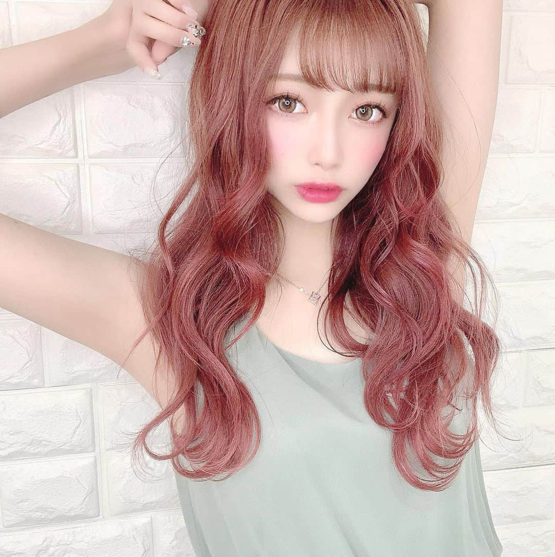 あやちゃんさんのインスタグラム写真 - (あやちゃんInstagram)「new hair💗🤍 ずっとしたかったピンクブラウンに🌸 どうかしら💭 ブリーチなしでしてもらったよ😝 めっちゃかわいいドタイプカラーありがとうございます🥺 --✄ @s4n5go_fi_ne --✄  #サロモ #サロンモデル #サロン撮影  #ヘアカラー #ヘアカラーピンク #ピンクヘアー #ピンクブラウン #ピンクラベンダー #ピンクベージュ #ピンクメイク #ピンク髪 #ウェーブ巻き #ウェーブヘア #ヘアスタイル #表参道サロン #原宿サロン #表参道 #明治神宮前 #原宿  #haircolor」7月6日 20時24分 - aya.you.love.r