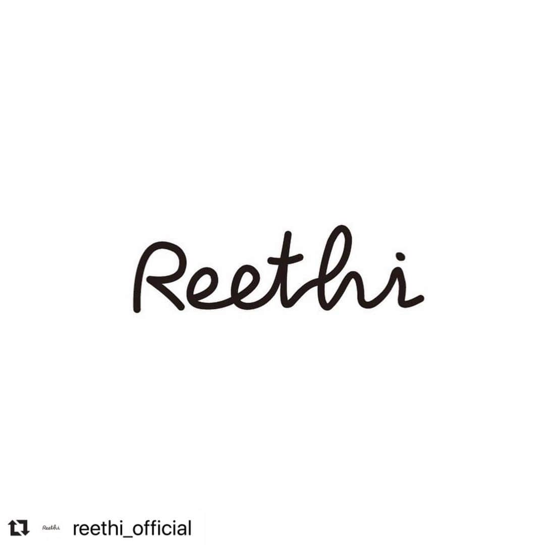 植村麻由のインスタグラム：「この度新しいブランド @reethi_official のディレクションをさせていだくことになりました！ "Reethi" とは私の大好きな国、モルディブの公用語であるディベヒ語で、「美しい」という意味。 晴れた日の夕焼けや朝日、道に咲くお花、美味しい料理などを見たりして、何気ない日々を過ごす中で感じる「美しい」という感情をReethiの服に身を包んで感じて欲しいという意味も込めて、この名前にしました🍃 初めてのことでドキドキですが、皆さんの期待に応えられるよう精一杯頑張るので暖かく見守って頂けると嬉しいです☺️ 今後発売予定のお洋服の情報など随時アップしていくので、よければブランドのアカウントのフォローも宜しくお願いします💞  #Repost @reethi_official with @make_repost ・・・ New brand “Reethi” debuts ! 🍃 この度アパレルブランド【Reethi / リーティ】をスタート致します。 「デイリーに、長く着たい服」をコンセプトに、形や素材にこだわった商品を展開していきます。 その第一弾として、ブランドロゴTシャツを7月9日(木)の12:00より、zozotownにて先行予約販売いたします。検索覧にて【rettma】をご入力頂きますと商品が表示されます。 この機会にぜひゲットしてみてください🍃 そして今後のアイテムもお楽しみに！」