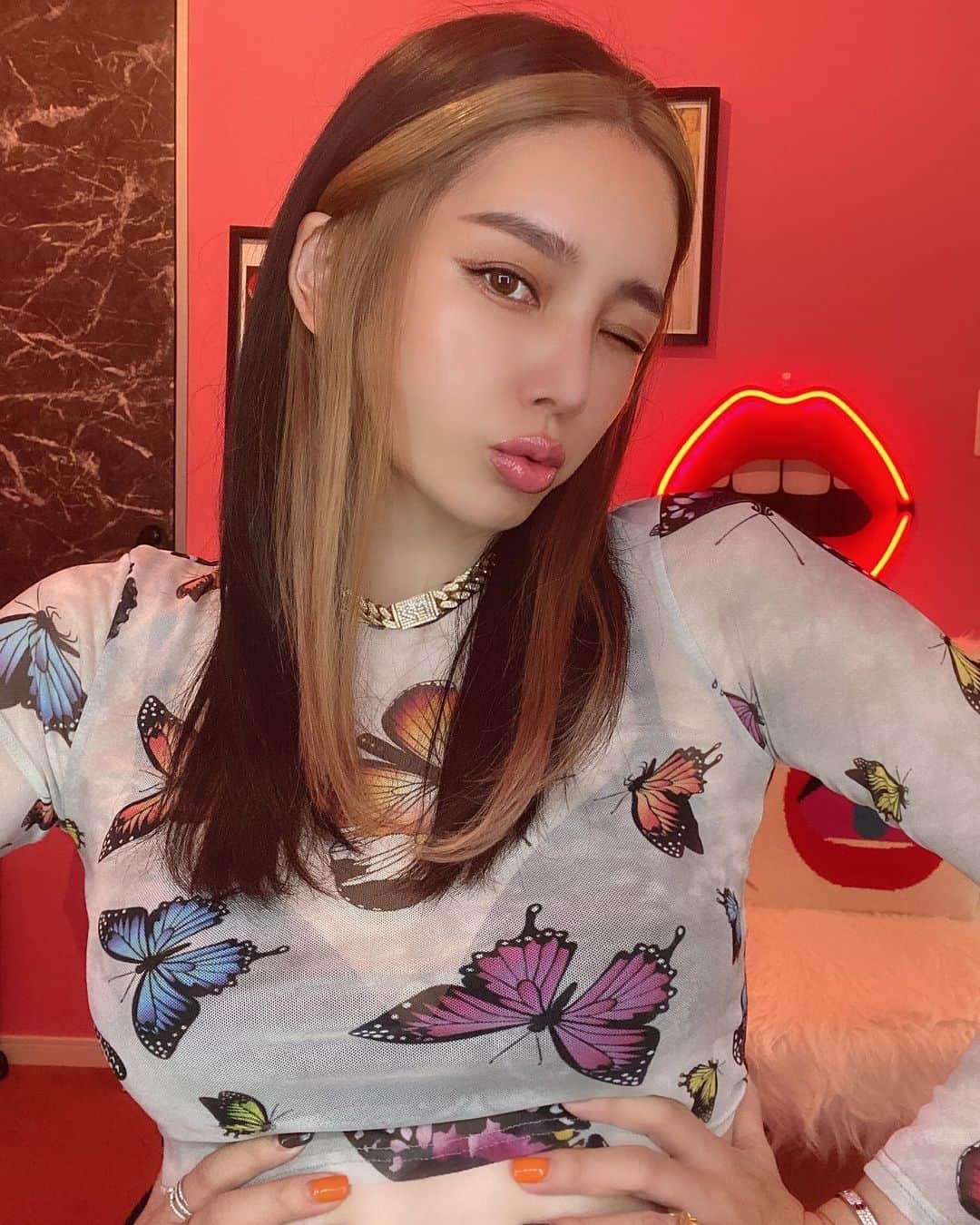 megbabyのインスタグラム：「あげたり、おろしたり雰囲気変わるから前髪カラーおすすめ👩🏻👱🏼‍♀️🦋 ・ マグワートトナーはやくみんなに届かないかな💚 感想聞きたくてソワソワする🥺」