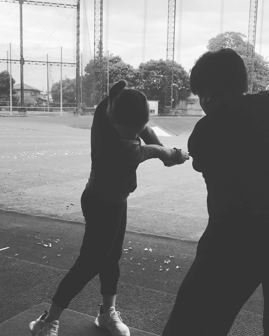 上田桃子のインスタグラム：「荒川先生のお墓参りに行った次の日。  なんかこうやってよく先生に指導してもらっていたなと思う。  「よし、そうだ！」 「いいぞ。」 って今にも聞こえてきそうな気がして。 嬉しかった。  #荒川先生 #人生の恩師 #辻村明志」