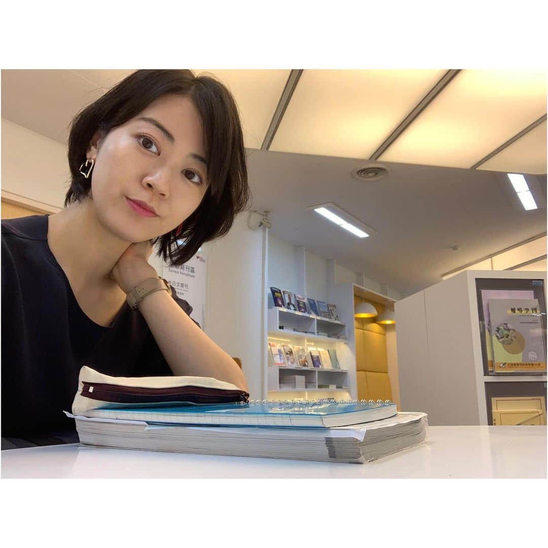 煌月爽矢のインスタグラム：「，﻿ ，﻿ 在圖書館裡面唸書﻿ 很好的時間﻿ 圖書館裡面非常乾淨✨✨✨﻿ 因為我在日本的時候沒去過大學﻿ 所以這樣的環境對我來說很新鮮﻿ ﻿ ﻿ 大学の図書館、お気に入り。﻿ 綺麗で静かで皆頑張ってて…﻿ ﻿ ﻿ #台湾﻿ #台湾生活﻿ ﻿」