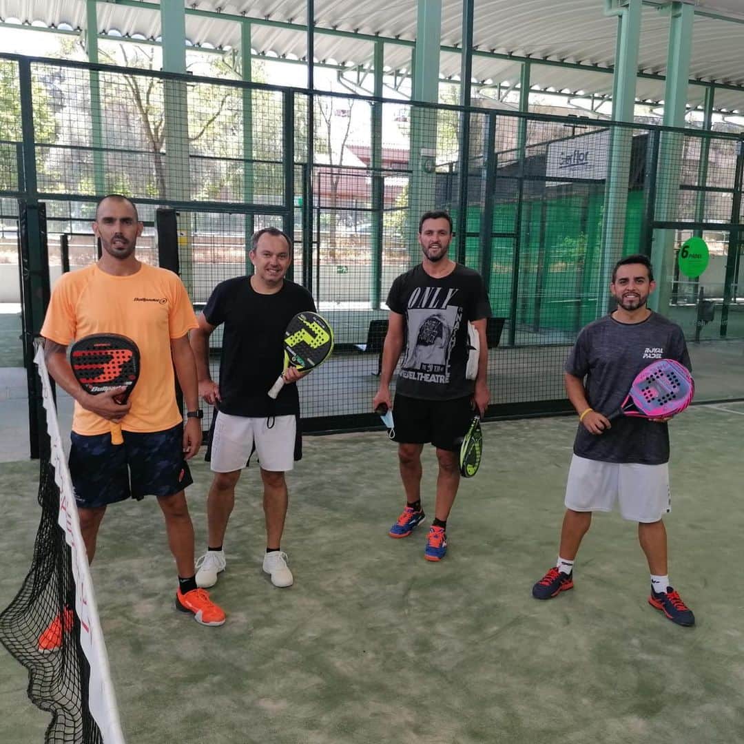 ジョルディ・コディーナのインスタグラム：「Partidito de padel... q calor...!!! @alvarochini #kiko #hector」