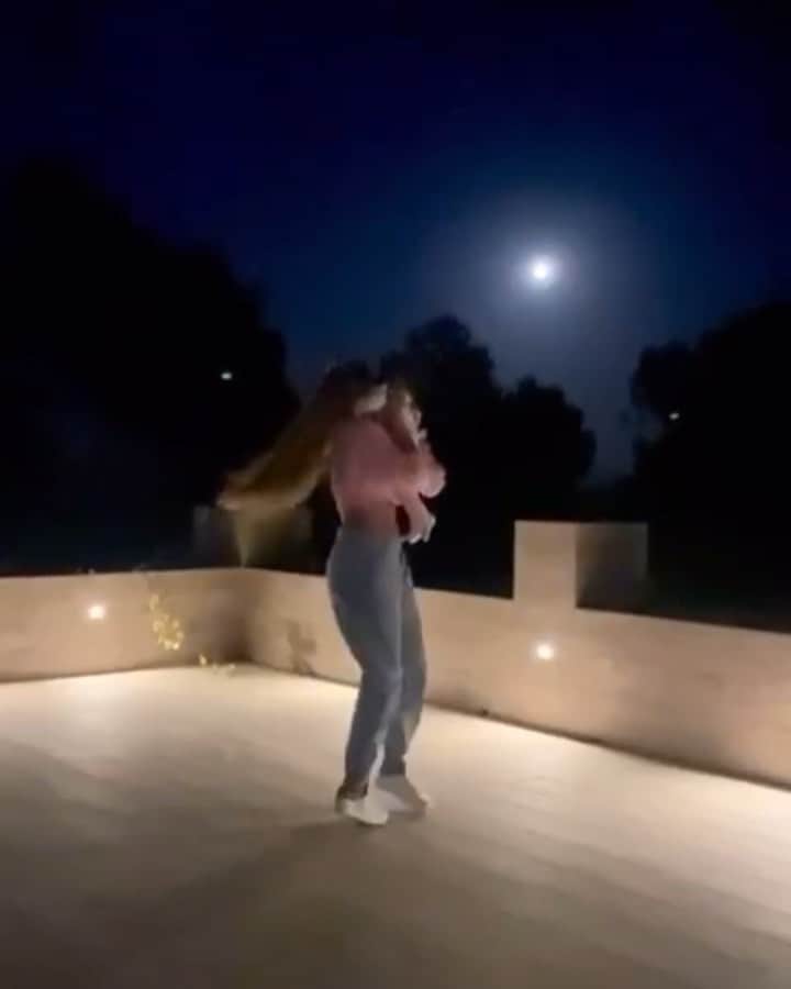 エイミー・ウィラートンのインスタグラム：「When you are the last 2 left on the floor at the year 6 disco #dancinginthemoonlight🌙」