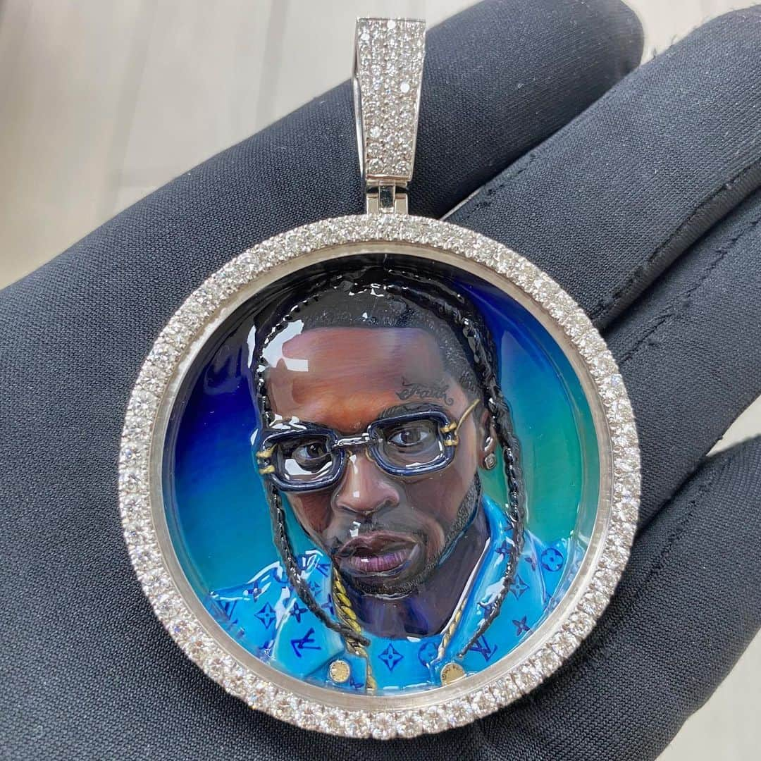 HYPEBEASTさんのインスタグラム写真 - (HYPEBEASTInstagram)「#hypeAF: Pop Smoke‘s girlfriend, @yummy_yellow_, has unveiled a tribute chain for the late rapper. Crafted by lauded jeweler @bennydajeweler, the chain features a 14k white gold pendant with a hand-painted enamel of Pop. Surrounding the enamel expression is 11 carats of diamonds that provide a shimmering frame. The pedant also comes complete with a matching baguette chain made of up differing square, oval and raindrop shapes accented by 17 carats of diamonds. Swipe to take a closer look at the piece. ⁠⠀ Video/Photo: Yummy Yellow/Benny The Jeweler」7月6日 20時37分 - hypebeast