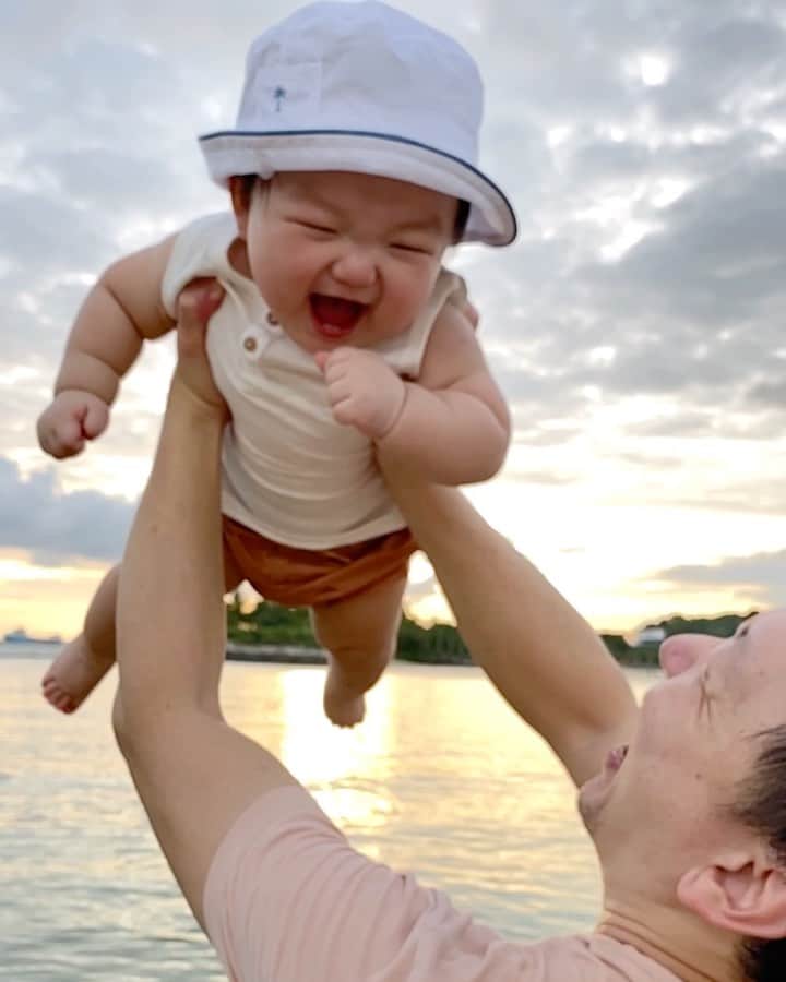 MOMOツインズのインスタグラム：「Leaving his little 👣 in the sand..a first! #9months」