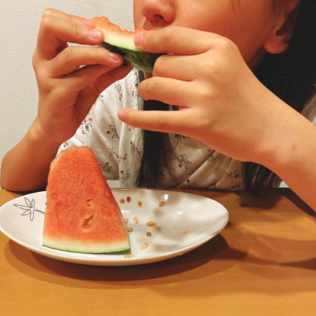 石田燿子さんのインスタグラム写真 - (石田燿子Instagram)「お風呂上がりのスイカはおいしいのであった」7月6日 20時45分 - yokonti