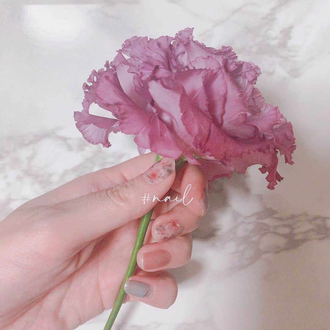 菊池かなこのインスタグラム：「. @3coins_official の ジェルネイルシール💅 . ただ貼っただけでこんなに可愛い🙆‍♀️ . . ୨୧┈┈┈┈┈┈┈┈┈┈┈┈┈┈┈┈┈୨୧ #ジェルネイルシール#ジェルネイル #ネイルシール#スリコ#3coins#スリーコインズ」