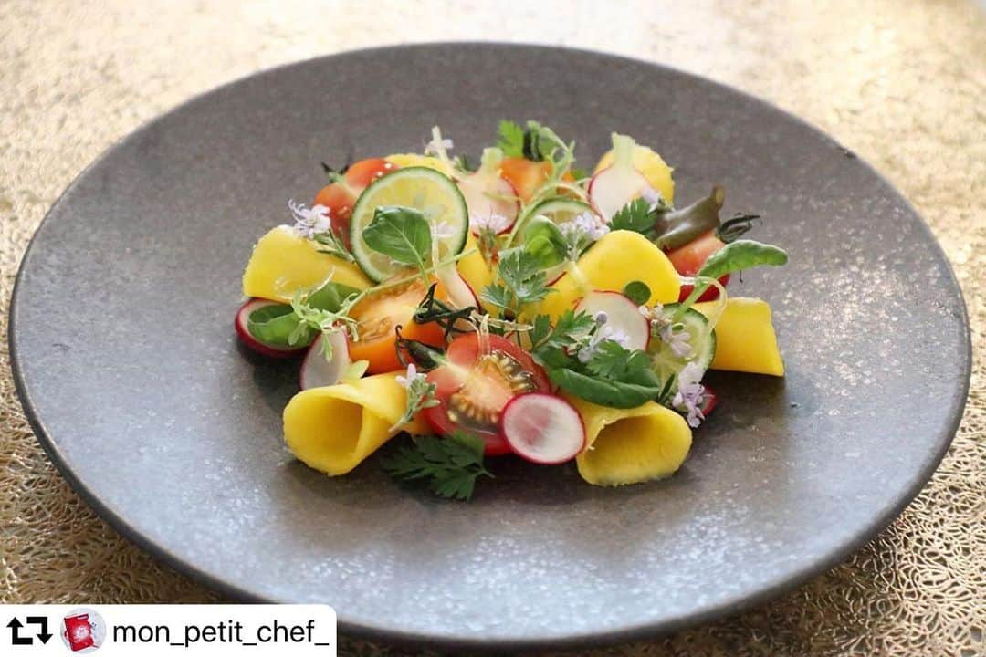 クスパさんのインスタグラム写真 - (クスパInstagram)「#repost @mon_petit_chef_ ・・・ ✨マンゴーフルーツのサラダ仕立て✨  🇫🇷マンゴーを使って簡単フランス料理のサラダに仕上げました🥗  🇫🇷マンゴーはビタミンCやカリウムが豊富☆熟すとビタミンAも豊富になります🥭✨  🌸🌼🌸🌹🌷🥀🌸🌼  🍀作り方　1人分🍀 マンゴー　1/2個 ミニトマト　3個 ラディッシュ　1個 すだち　1/4個 ベビーリーフ　適量 オリーブオイル　大さじ2 塩胡椒　少々  🍴作り方🍴 ①マンゴーは、包丁で薄くスライス、ミニトマトは1/2にカット。ラディッシュ、すだちは輪切りにする🥭 →マンゴーは、百均のスライサーなどを使うと簡単にきれます。 ②器に彩りよく盛り付け、オリーブオイル、塩胡椒で味を調える🥗　  →写真はローズマリーの花やセルフィーユを盛り付けています✨  →盛り付けのポイントは楽しく盛り付けること♪ 　楽しく料理を作って頂くと、自然と素敵な料理が作る　　 　はずです♪✨  →写真で使用している食材は、近所のスーパーや八百屋さんで購入できるものを使用しています✨ちなみにローズマリーの花は偶然家で育てていたローズマリーに花が咲いたものです💐  🌼🌸🌹🌷🥀🌸🌼🌸  料理へのアドバイスやコメントよろしくお願いします😊🤲  いいね！フォローよろしくお願いします😊✨  #おうちごはん #フランス料理 #クスパ  #みんなのきょうの料理 #きょうの料理  #エルグルメレシピ #ELLEgourmet #みんなの暮らし日記online #ESSEに教えたい#おうちレストラン #おうちじかん #おもてなし料理 #レタスクラブ #オレペ創刊35周年  #macaroniレシピ #マカロニメイト  #Instagram#キッコーマンつかお  #オレンジページ#cuisinefrançaise  #cuisine  #c_i_japan #料理好きな人と繋がりたい #料理教室 #ミシュラン #ミシュラン一つ星 #サンキュ#料理研究家  #クラシルごはん」7月6日 20時52分 - cookingschoolpark