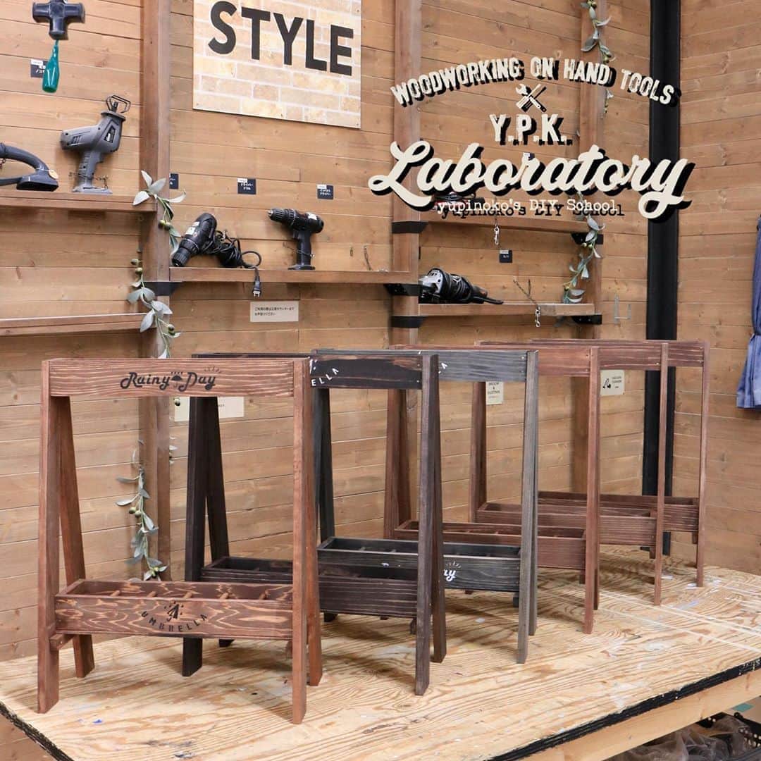 のインスタグラム：「こんばんは☆彡 . . Y.P.K LABORATORY カインズ広島LECT店・東大阪店 ご参加いただいたみなさま ありがとうございました！ . 半年ぶりの開催ということにびっくりでしたが みなさん楽しみにお待ちいただき嬉しかったです😭✨ みなさんに会えた感激もひとしお！ 少人数制だったということもありわたしも いつもに増しておしゃべりが弾んでしまいましたが ほぼ時間通りに仕上がるあたりはさすがで ほんと充実した2時間でした😆🎵 やっぱコレ！コレだよね！という感じでした😌🍀 楽しいお時間をありがとうございました❤️ . お詫び🙏 広島午後の集合写真が撮れてなかったですー😱 光らなかったから嫌な予感したんですが案の定…😓 ショック😭 . さて、 次回の東大阪は8/9(日)、10(月祝) 作品はオットマン、 7/9(木)20時より受付開始です。 . 広島は9/6(日)、 作品はこちらもオットマン、 受付は30日前より開始です。 . . 【YPKLAB今後の予定】 ✚ 7/11(土)・14(火)・28(火) カインズ福岡新宮店 ✚ 7/16(木) オンラインワークショップ ✚ 7/17(金) Style Factoryららぽーと海老名店 ✚ 7/30(木) インスタライブfrom横浜みなとみらい(WSなし) ✚ 8/8(土) Style Factory名古屋みなとアクルス店 ✚ 8/9(日)・10(月祝) カインズ東大阪店 ✚ 8/18(火)・25(火) カインズ福岡新宮店 ✚ 9/5(土) カインズ東大阪店 ✚ 9/6(日) カインズ広島LECT店 ぜひカレンダーに✔をお願いします(^^♪ . ※こちらは参加者さまに許可をいただいて掲載しています。 . @diy_style_by_cz . #ypklab#ypklaboratory#ゆぴのこDIYスクール#CAINZ#カインズ#DIYワークショップ#ワークショップ#DIYアドバイザー#アンブレラスタンド#傘立て#スリムストッカー#ターナー色彩#オールドウッドワックス#ゆぴのこワークショップ#広島ワークショップ#大阪ワークショップ#DIY#CAINZDIYstyle#DIYのある暮らし#インテリア#暮らし#DIYイベント#カインズ広島LECT店#カインズ東大阪店」