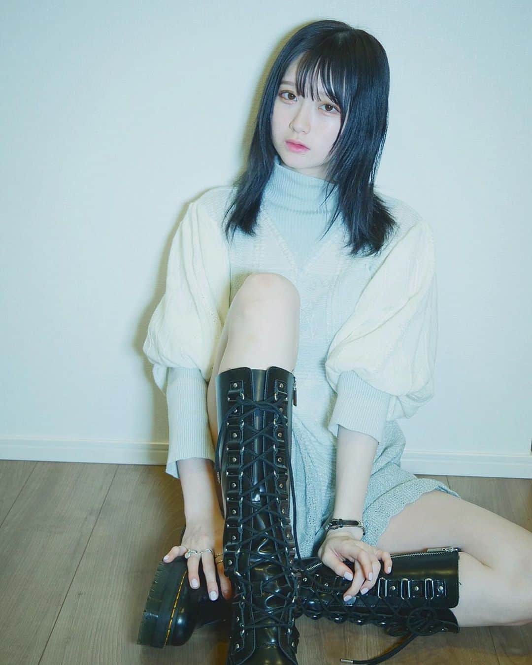 東佳苗のインスタグラム：「rurumu: 2020autumn&winter home snap🏡 🧊 rurumu:snapに参加してくれる方がセレクトした2020awのアイテムと、ご本人の私物を組み合わせたお家snapです🛁 . 金子理江/ 歌手(160cm) @bite_me_3  I like the coordination of a mini one-piece with a light gradient and strong boots 🦋🥾 . Natsumi Sekine / model (167cm) @_n_a_t_s_u_m_i_  Natsumi, you can wear anything you want...❤︎  #rurumu #rurumu2020aw #rurumusnap #rurumu2020ss」