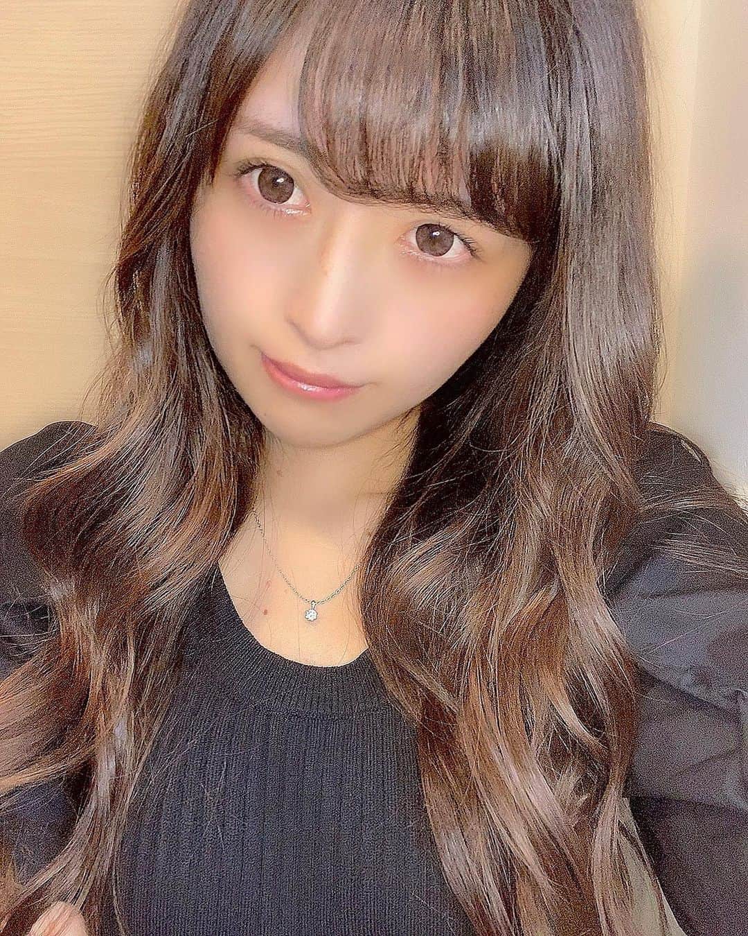 のインスタグラム：「12㌔増でした🐷❌ ↑の♥と右上の🔖しおりマーク【２つ】タップして下さったら教えて下さい🥺💗﻿ ﻿ ﻿ ☝️🏻２つのタップ後、﻿ 絵文字コメントもぜひです🙇🏻‍♀️﻿ ワンピお好きですか⁉️﻿ 教えてください！✍🏻✍🏻✍🏻（返信させて下さい🙇🏻‍♀️）﻿ ﻿ ⬇️⬇️⬇️本日の文章はもう少し下にあります⬇️⬇️⬇️ ﻿ ﻿ ﻿ ﻿ ​───────​─❌❌❌───​──────﻿ ＃ネット上胡散臭くてごめんなさい﻿ ＃写真は奇跡の一枚で、実物はどぶねずみです﻿ ＃ぴちゅという名前で呼ばれています﻿ ＃声非常に低く、クシャミは驚かれるレベルです﻿ ​───────​─❌❌❌───​──────﻿ ﻿ 動画は計４００万、﻿ フォロワー計１４万名、インスタは４４,０００名になりました。﻿ 本当に嬉しいです。いつも誠にありがとうございます。﻿ よく言われるマイナスイメージ❌は👇🏻をご覧下さい。﻿ 最近も１,４００～５,０００名程の方々いいね、﻿ ２００～５００件程のコメントありがとうございます。（数枚除く）﻿ ﻿ ✱ストーリーやフィードでのタグ付けも嬉しいです！﻿ いいねさせていただいております😭🙏🏻❤︎.*﻿ ﻿ ​───────​───────​───────﻿ ﻿ ﻿ ﻿ ⬇️⬇️⬇️やっと本日の本文です。⬇️⬇️⬇️﻿ ﻿ ﻿ ﻿ わたしが﻿ ・今より12キロ増(๑•🐽•๑)🐷🐷🐷﻿ ・チャンピオンベルトをつけたような﻿ ダサすぎる変なコーディネート❌❌❌🤮﻿ ﻿ をしていた時から﻿ 仲良くして下さっている友だちが…﻿ ﻿ ﻿ ﻿ 「今のぴちゅに似合いそうなワンピ選んだ！！」﻿ ﻿ ﻿ ﻿ ということで﻿ こんなにも可愛いワンピを選んでくれました…﻿ 昔の私なら絶対着られなかった。。﻿ ﻿ こんなにも﻿ 可愛い服が着られることが嬉しい。。。﻿ ﻿ 友だちのブランドのワンピなのです！﻿ 通販って﻿ あれれ、ぺらぺら…﻿ ということもあるかもしれないですが、﻿ 他の品物も質が凄くしっかりしていて…！！﻿ ﻿ 女性の方はぜひ着てみてください♡﻿ 男性の方は﻿ 彼女さんや女の子のプレゼントにぜひ…♡﻿ るな選んでくれてありがとう…！ . （2枚目の動画はストレートヘアと 巻き髪の時のムービー＋全身写真です！） ​﻿ ﻿ ​───────​───────​───────﻿ ﻿ Tiktokアプリでpichu921のフォローをお待ちしています。﻿ 変顔ばかりですが…🤮﻿ ３万名の方フォローありがとうございます🙇🏻‍♀️﻿ こんな動画みたい！などあれば教えてください！﻿ チャレンジします🙇🏻‍♀️﻿ ﻿ hair NINEazabu 中條さんです！ . ​───────​───────​───────﻿ ﻿ ※先日の9このコラージュ画像投稿に、﻿ 🏅会社やABEMA（AbemaTV）でいただきました﻿ 表彰🥇、❌反省点、﻿ 仕事について記載しております。﻿ その左上画像投稿は﻿ いいね４,６００名コメント４６０件、﻿ ありがとうございます😞🙏🏻❤︎.*﻿ ﻿ ​───────​───────​───────﻿ ﻿ 「仕事内容＆－１２㌔ダイエットについて」は﻿  @pichu921 を押してプロフィールを参照下さいませ🙇🏻‍♀️﻿ 「よくいただく質問」や「マイナスイメージ❌」﻿ については、インスタのプロフィール下の﻿ ハイライトタイトル【🚹❌質問へ】へ🙇🏻‍♀️﻿ ﻿ ​───────​───────​───────﻿ ﻿ 🔔通知がすぐに届く方法🔔﻿ @pichu921 を押して【メッセージ】の横の﻿ 【フォローする】を押すと【フォロー中▽】となり、﻿ ここをもう一度押すと【お知らせ】があります。﻿ そのチェックを全てONにすると、﻿ 通知が届くようになります☑️﻿ 早いコメントは基本返信させていただいております。﻿ ぜひ、お待ちしております🙇🏻‍♀️ ﻿ ﻿ ​───────​───────​─────── ﻿ ﻿ ※実はいいねしてくださった方の投稿を、﻿ たまにいいねさせていただいております…🤫㊙️﻿ ﻿ ﻿ ﻿ ﻿ #girl #japanesegirl #セルフィー #セルカ #自撮り は疲れる #自撮り女子 #自撮り界隈 #インフルエンサー #インスタグラマー ではない#selfie #ファッション #女子 #instagramer ではない#instagood #ワンピース #ファッションコーデ #服好きな人と繋がりたい」