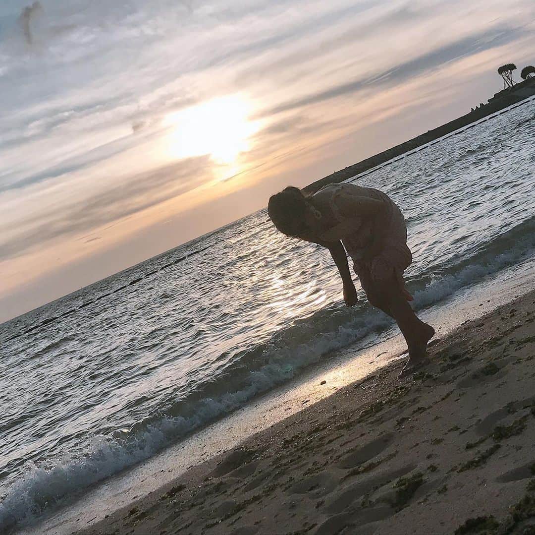 のインスタグラム：「・ ・ ・ 久しぶりに海にも入って、サンセットも見れました🌅 貝殻を拾ったり、沖縄の海を満喫しています🐚💕 ・ ・ 🌹 ・ ・ #夏 #海 #空 #雲 #飛行機 #バカンス #インスタグラビア #グラドル #グラビア #水原乙 #お姉さん #インスタグラマー #インフルエンサー #おっぱいは正義 #好可爱 #卡哇伊 #可愛 #맞팔 #これがこう #sexybody #sexyhot #instagravure #tagsforlikes #YouTube #YouTuber #japanesegirl #asianbeauty #gravure #portrait #followｍe」