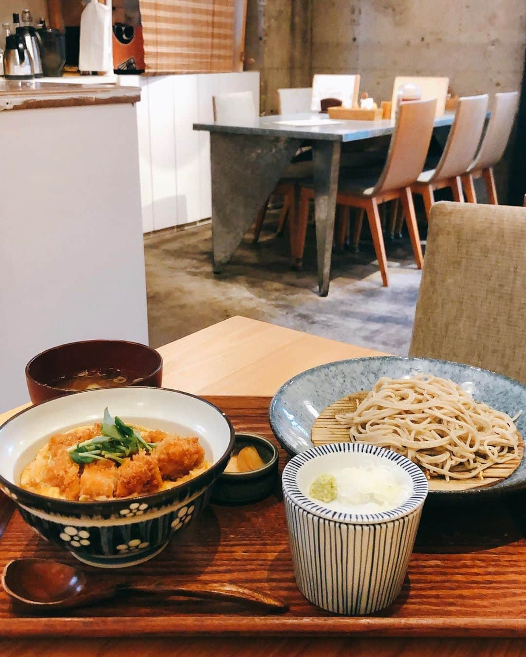 レナのインスタグラム：「お蕎麦にカツ丼は、マスト。」