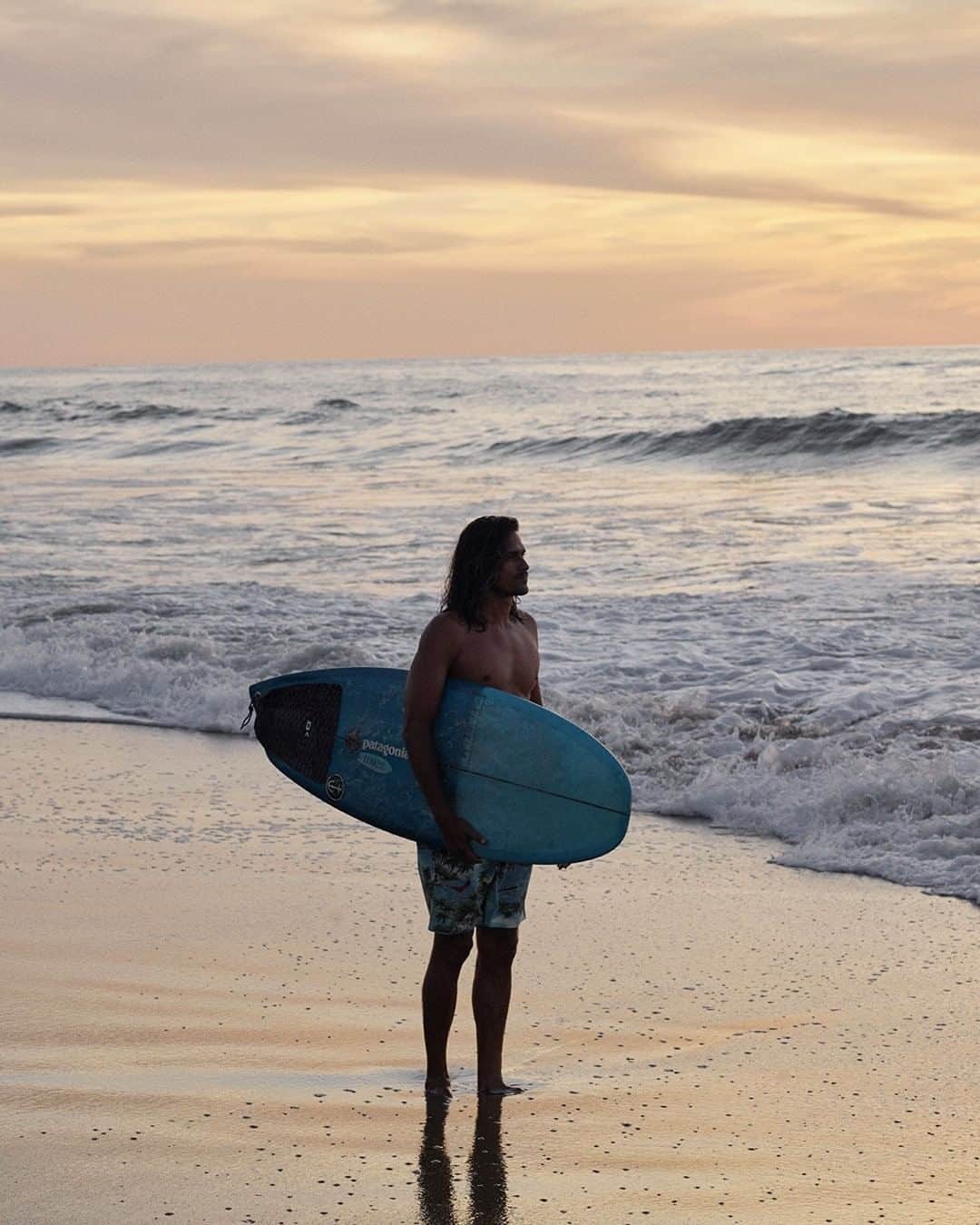 MR PORTERのインスタグラム：「Everything but the surfboard 🤙 Bring the beach home with our exclusive Gone Surfin' collection—an exclusive capsule of summer-ready garments from some of the most iconic names in surf wear. Head to the link in bio to discover the full collection (including these @fahertybrand shorts) #MRPORTERGoneSurfin」