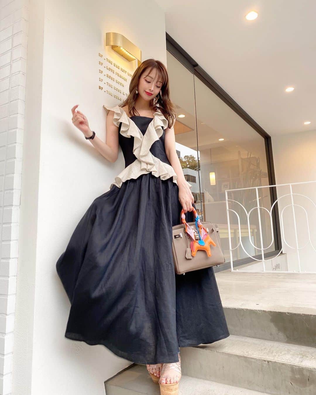 のインスタグラム：「﻿ 　　　⚠️⚠️⚠️告知です⚠️⚠️⚠️﻿ ﻿ ﻿ わたしがdirection している @_eve46_official の新作がついに明日発売‼️‼️されます🎉💞💞﻿ ﻿ 既に好評いただいているこちらのワンピース👗😍﻿ シルエットや生地に拘って何回も何回も試作を作ってようやく出来上がりました😭(納得いかなかったら今年の夏はお蔵入りさせようとも考えていました。。)﻿ ﻿ シルエット自体はとてもエレガントですが、﻿ 生地はリネン素材なのでデイリー使いは勿論、vacationに持ってこいの自信作です❤️❤️❤️﻿ ﻿ 流行り廃りのないeveオリジナルのデザインなので、今年の夏に限らずご愛用していただけると思います🥺✨✨﻿ ﻿ ﻿ ﻿ しかも…‼️‼️‼️‼️‼️‼️‼️﻿ ﻿ 今回のＯＰは幅広い方々に手に取っていただけるように、﻿ 本当に頑張りました😭‼️‼️‼️﻿ 高くて良い生地は沢山あるけど、出来る限りコストを抑えて良いものを作るのが本当に大変でしたが…﻿ 素晴らしい仕上がりになったので是非皆さんに手に取っていただきたいです‼️‼️‼️😭🥺❤️﻿ 　﻿ ﻿ ﻿ お値段は税込で¥19800です😭‼️﻿ ﻿ ﻿ 更に‼️‼️‼️‼️‼️笑﻿ ﻿ ﻿ 今公式LINE@に登録していただきますと﻿ 7月7日12:00〜7月9日の12:00の２日間限定10%OFFになるクーポンを配布しております‼️❤️❤️❤️﻿ (画像swipe2枚目にあります) ﻿ ﻿ 今回はeveを始めて手に取ってくださるお客様が1人でも増えてほしいので願いを込めて☺️💫✨✨  🌹✨✨ 沢山のお客様に気に入ってもらえますように🌹✨✨  #eve46」