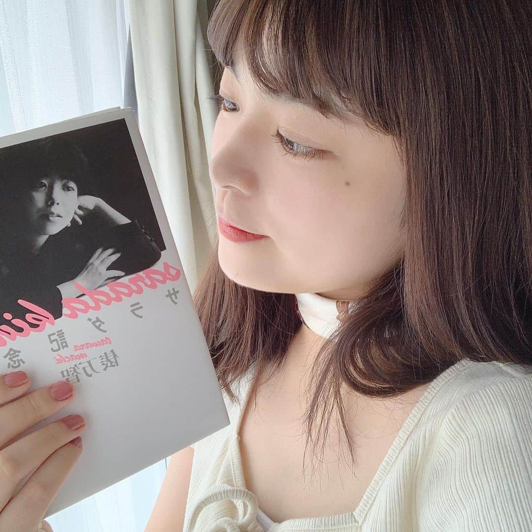 大山風香さんのインスタグラム写真 - (大山風香Instagram)「今日はサラダ記念日🥗 昨年、俵万智さんと松村由利子さんの講演会に参加しまして、初めて直接お聞きすることができました。 実はサインまで🤭 お二人にお会いすることができてもっと短歌が好きになりました 私もいつか沢山の方の心に寄り添える歌が生み出せたら幸いです😌 一年前の写真も添えて📕  #サラダ記念日 #7月6日 #俵万智 さん　#松村由利子 さん　#短歌 #短歌好きな人と繋がりたい #短歌フォト #tanka #poem #japaneseculture #fff #flf #lll #いいね返し」7月6日 21時12分 - fuka_oyama