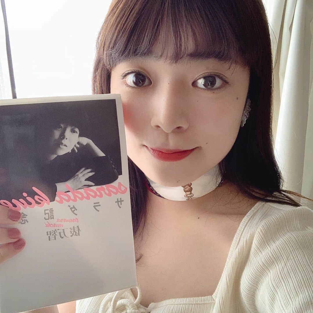 大山風香さんのインスタグラム写真 - (大山風香Instagram)「今日はサラダ記念日🥗 昨年、俵万智さんと松村由利子さんの講演会に参加しまして、初めて直接お聞きすることができました。 実はサインまで🤭 お二人にお会いすることができてもっと短歌が好きになりました 私もいつか沢山の方の心に寄り添える歌が生み出せたら幸いです😌 一年前の写真も添えて📕  #サラダ記念日 #7月6日 #俵万智 さん　#松村由利子 さん　#短歌 #短歌好きな人と繋がりたい #短歌フォト #tanka #poem #japaneseculture #fff #flf #lll #いいね返し」7月6日 21時12分 - fuka_oyama