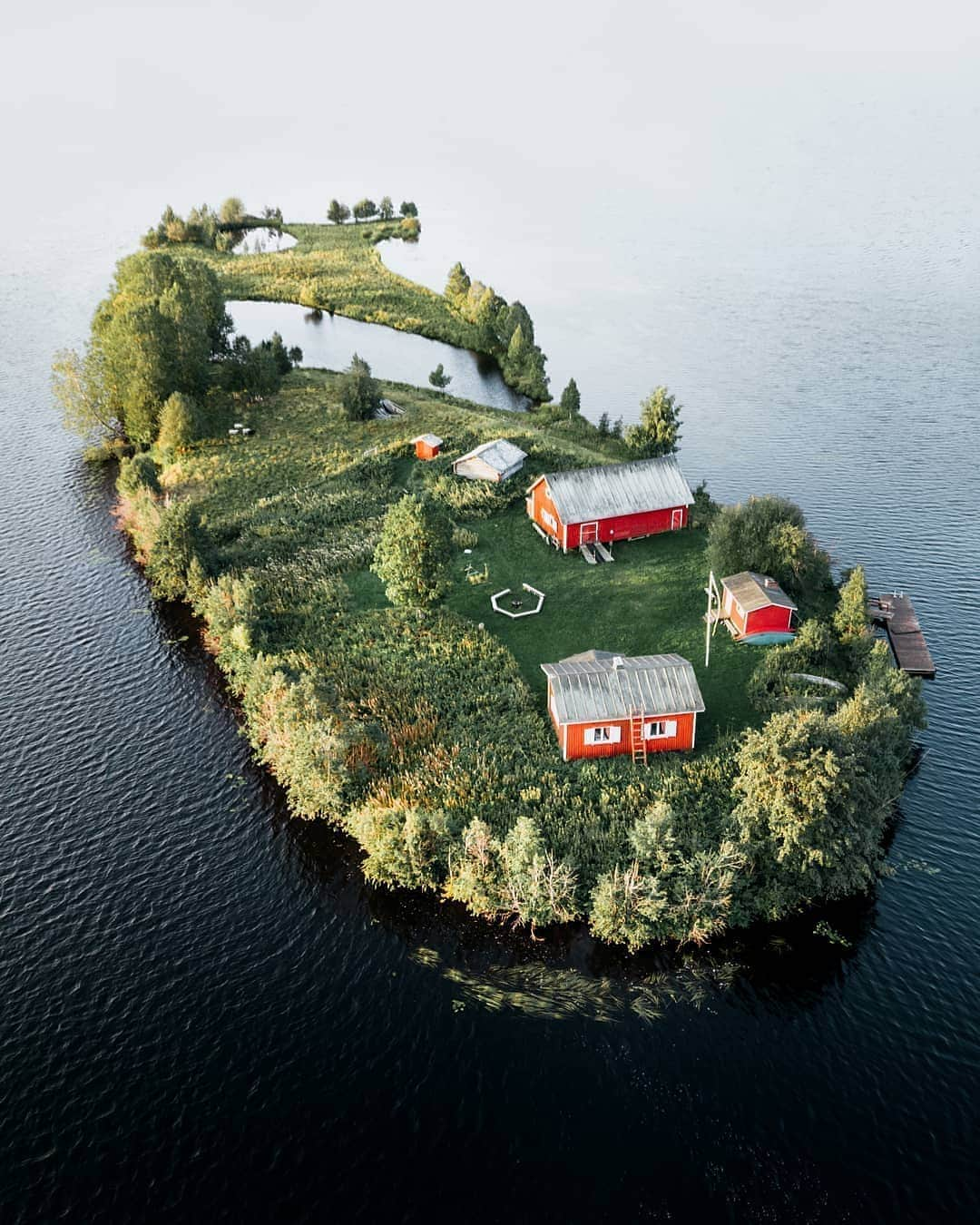 BEAUTIFUL DESTINATIONSさんのインスタグラム写真 - (BEAUTIFUL DESTINATIONSInstagram)「The perfect place to go when you need some peace and quiet. 😄 Who would you bring with you to stay on this island in Finland? Tag them below! (📸: @tonitoyras 📍: Finland)」7月6日 21時14分 - beautifuldestinations