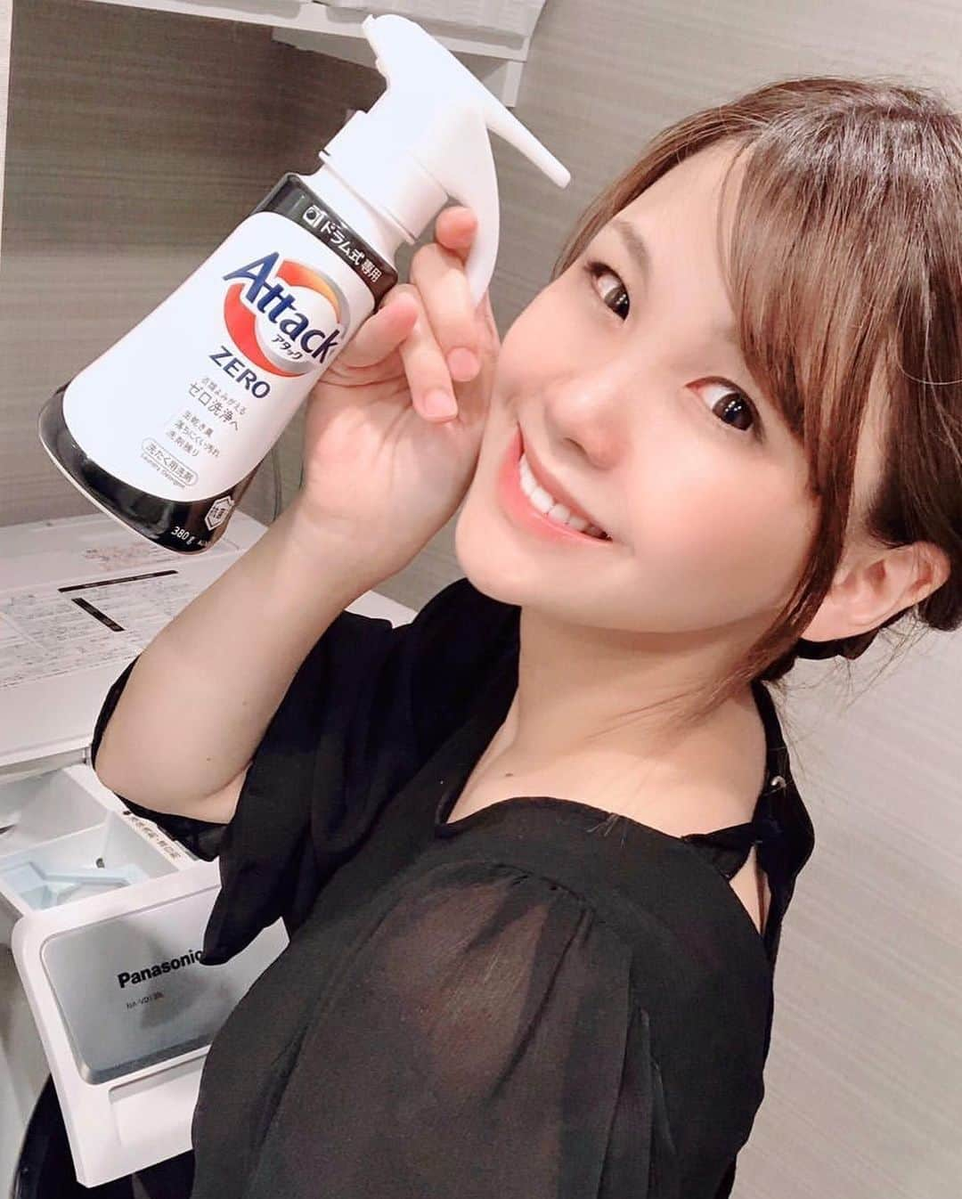 長谷川真美さんのインスタグラム写真 - (長谷川真美Instagram)「👕💕 ・ 梅雨の季節はお洗濯が大変😂 部屋干しだとどうしても気になる部屋干し臭…💔 ・ 花王さんから頂いた #アタックゼロ ‼️ 抗菌＋（プラス）で２４時間 部屋干し臭を防いでくれるそう🥺✨ 気になってたから嬉しい〜🙌❤️ ・ さらに #ワンハンドプッシュ で 手も汚れず楽々簡単🙌 動画載せてるからそれも見てね💗 ・ #PR #アタックゼロ #ママライフ #主婦 #梅雨 #花王 #洗濯 #お洗濯 #部屋干し #部屋干し対策」7月6日 21時24分 - maami.hase