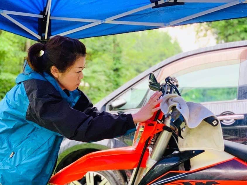 木村亜美さんのインスタグラム写真 - (木村亜美Instagram)「なんかイイね写真👍< like! Thanks ! @dirtsports_official 🌲 . .  #ktm150exctpi #2スト #KTM中野 #ダートスポーツ #wex爺ヶ岳 #KTM150exctpi #KTM  #木村亜美 #ktmjapan #ktm150exc #ktm250 #ktm250exc #ktmgirl #ktmgirls #ktmrider #ktmriders #ktmridersclub #ktmoffroad #ktmgram #ktminsta #ktmfamily #ktmlove #ktmlover #ktmholics #ktmenduro #ktmlovers #readytorace #readytoracektm #dirtbikelife #dirtbikegirl」7月6日 21時19分 - ami_kimura0327