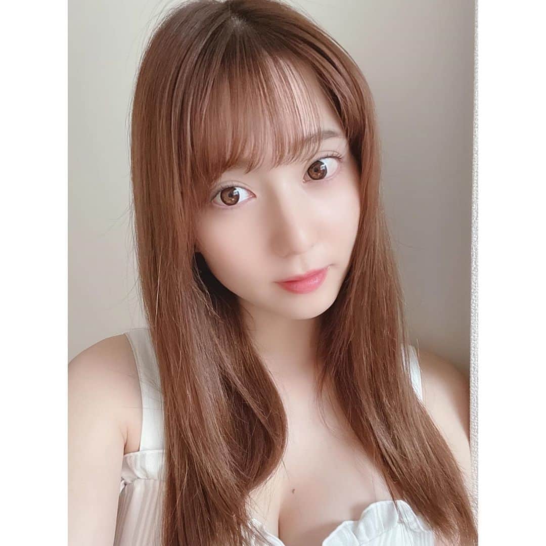 堀尾実咲のインスタグラム：「@elena__clinic にてハイドラピーリングとライムライトを受けてきました☺️  ピーリングでお肌のお掃除をした後にライムライトでシミを薄くしながら美肌に🥚☺️ 効果が目に見えてわかるからわたしでも続けられる☺️  美肌に興味ある方にはとってもおすすめです🐰  ・ ・  #エレナクリニック #ライムライト #シミ治療 #美肌 #ツヤ肌 #最新美容 #美容クリニック #美容皮膚科 #新宿 #ハイドラピーリング #毛穴ケア #角質除去 #黒ずみケア」