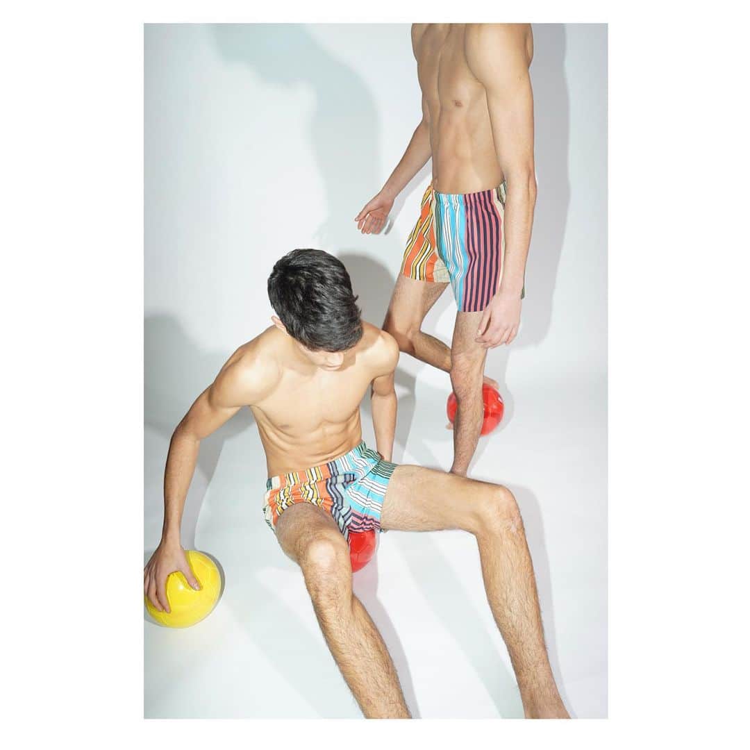 アンドレアポンピリオのインスタグラム：「NEW WEEK, NEW SPECIAL PROJECT! 💥 THE SUMMER BOXER SHORTS 😎 . . Striped boxer shorts in pop colours with elasticated waistband. . . EXCLUSIVELY AVAILABLE AT WWW.ANDREAPOMPILIO.IT (link in bio)  #AndreaPompilio #LoveMeForeverOrNever #Menswear #boxershorts  #madeinitaly  #milano」