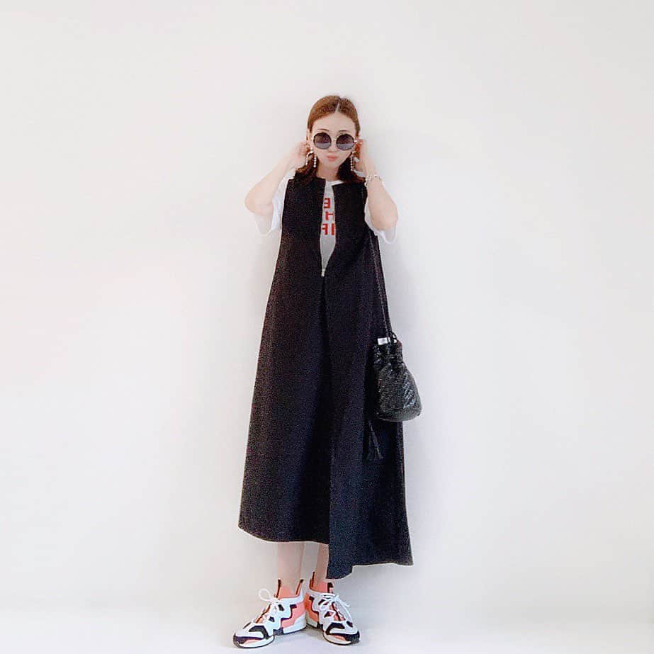 のインスタグラム：「色違いのBLACK🐕‍🦺 * インナーにTシャツを入れたよ💋 * 秋先やブラウスやニットを入れても楽しめそう🎵 * #HIAND#HERMES#大人カジュアル#カジュアルコーデ#スニーカーコーデ#コーディネート#外ハネミディアム#hermeslover#hermesshoes#hnHIAND#ママコーデ」